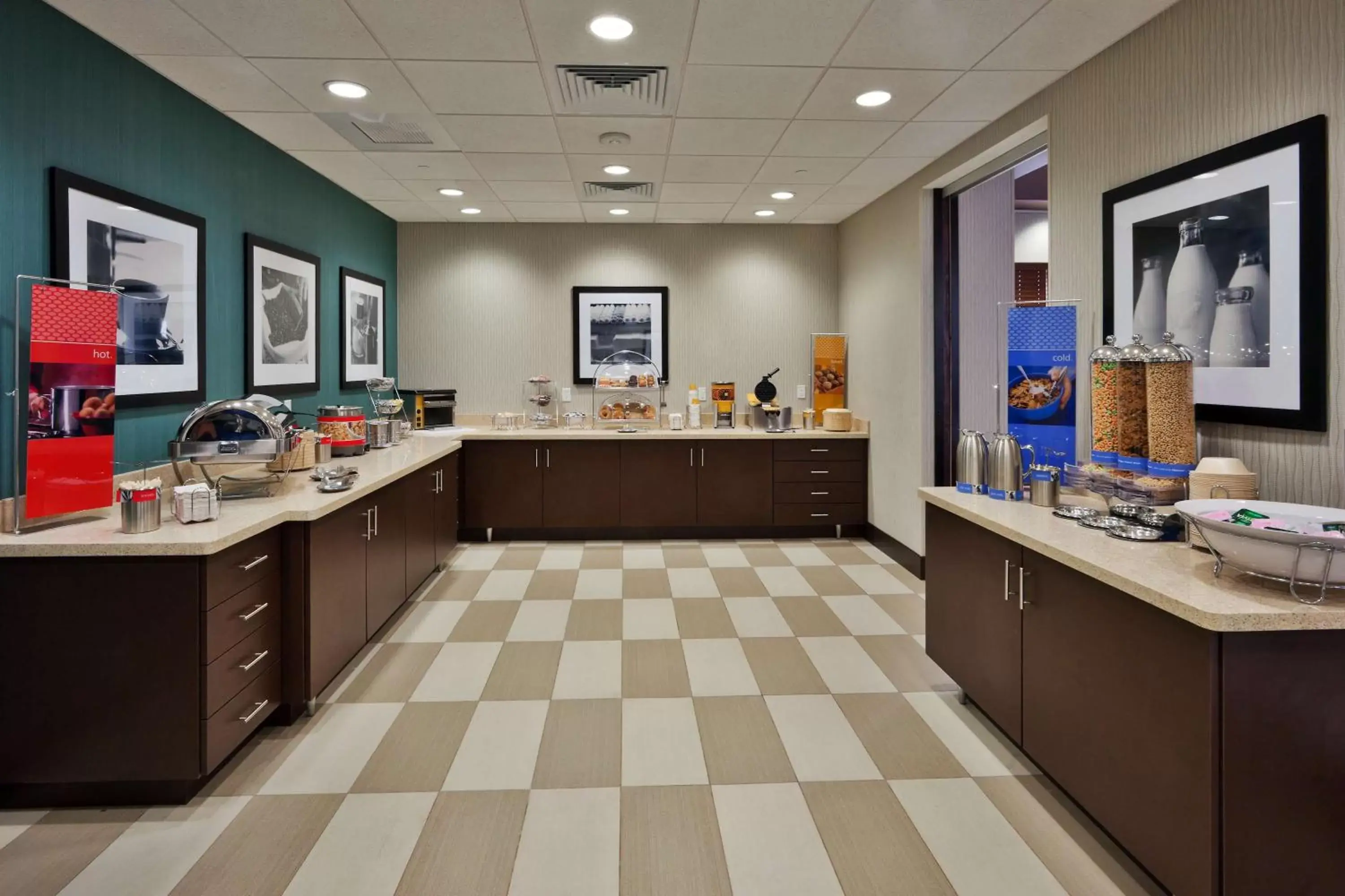 Dining area, Restaurant/Places to Eat in Hampton Inn & Suites Denver Airport / Gateway Park