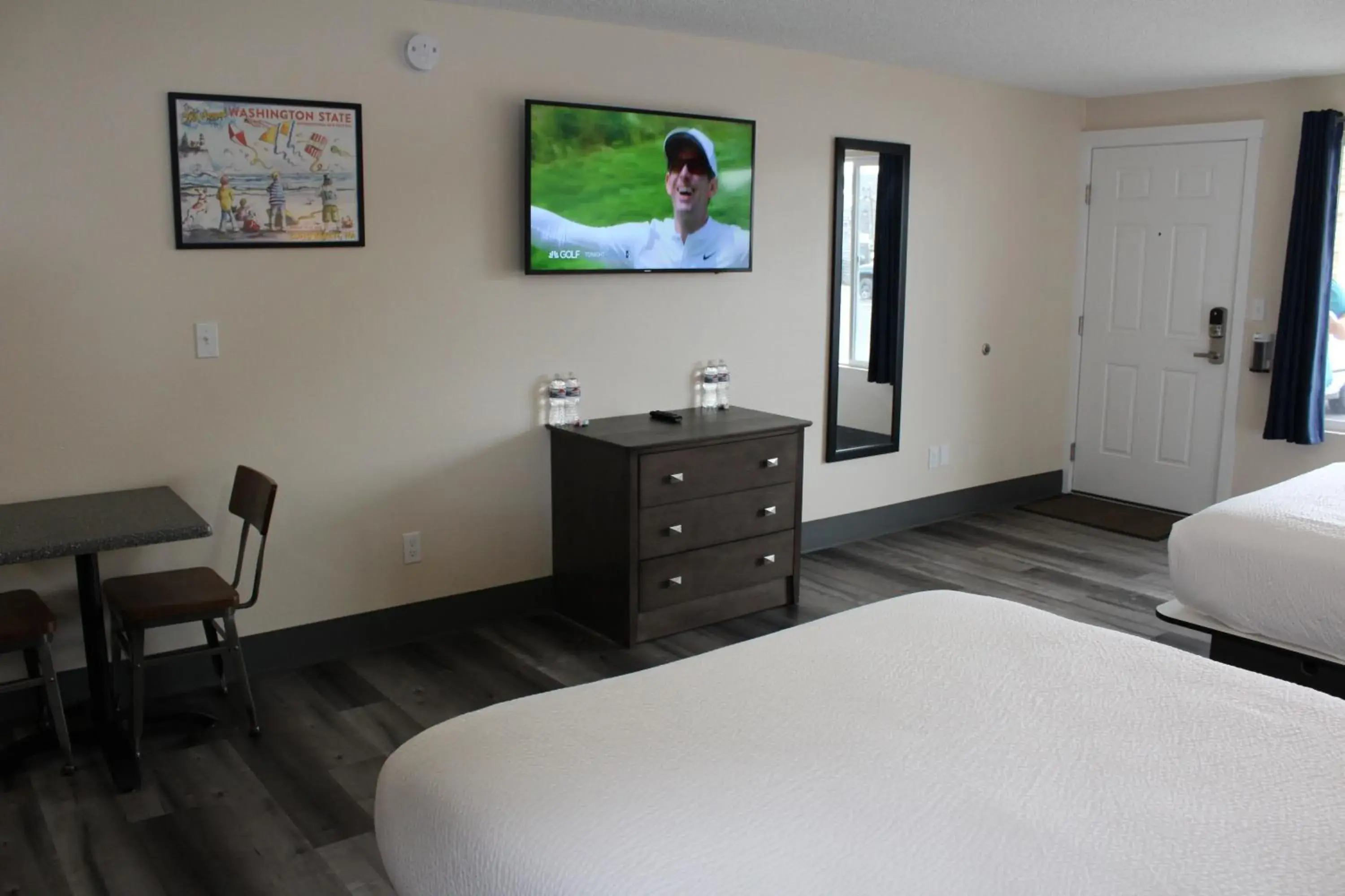 Bed, TV/Entertainment Center in Inn at the Sea