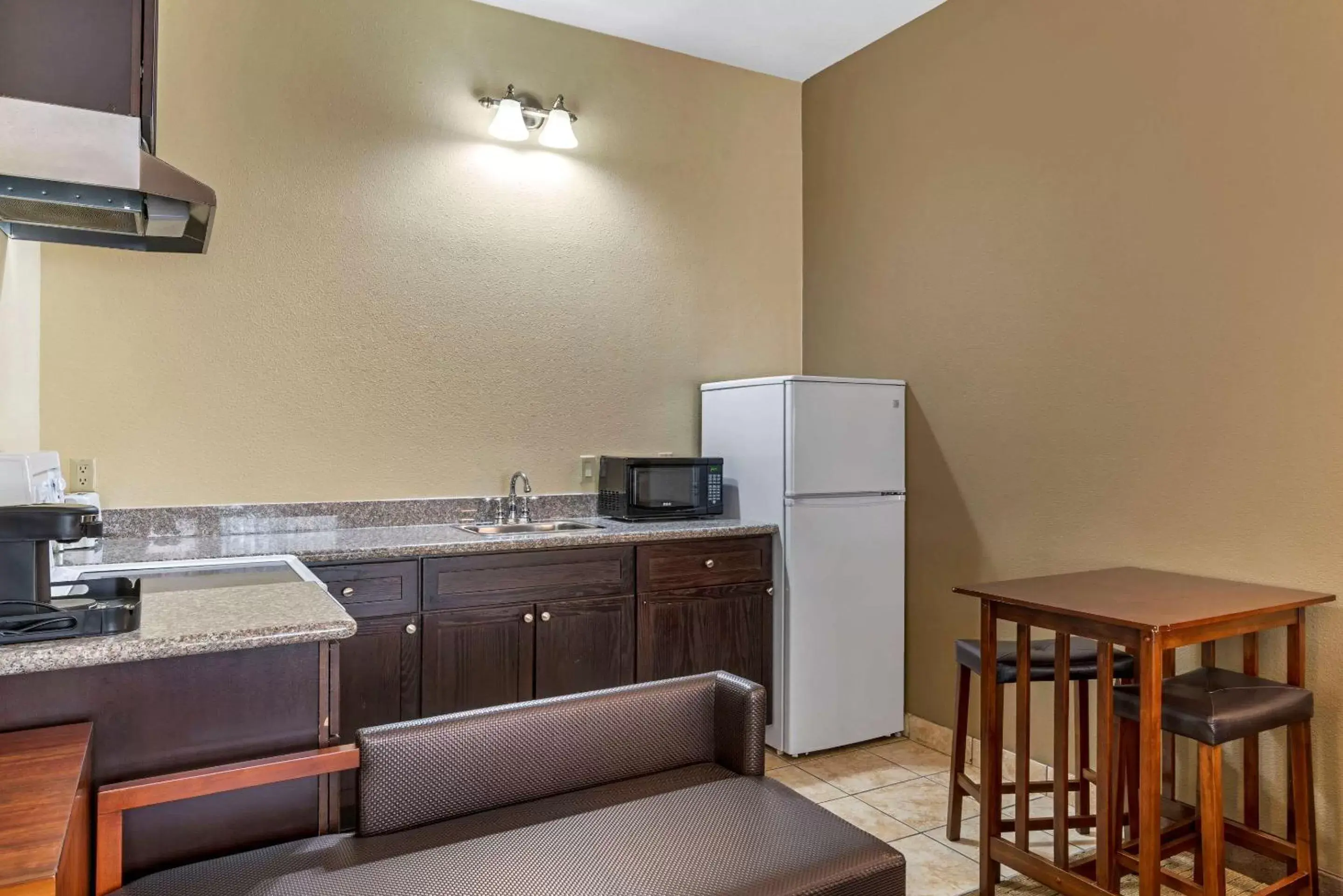 Photo of the whole room, Kitchen/Kitchenette in Comfort Suites Eugene