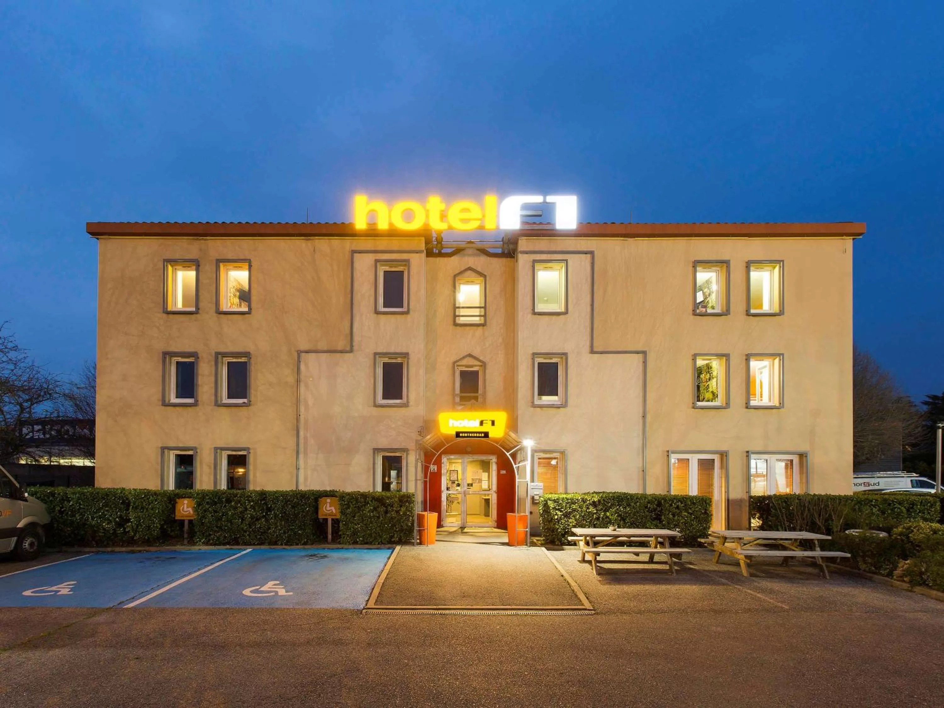 Property building in HOTEL F1 Lyon Genay Massieux