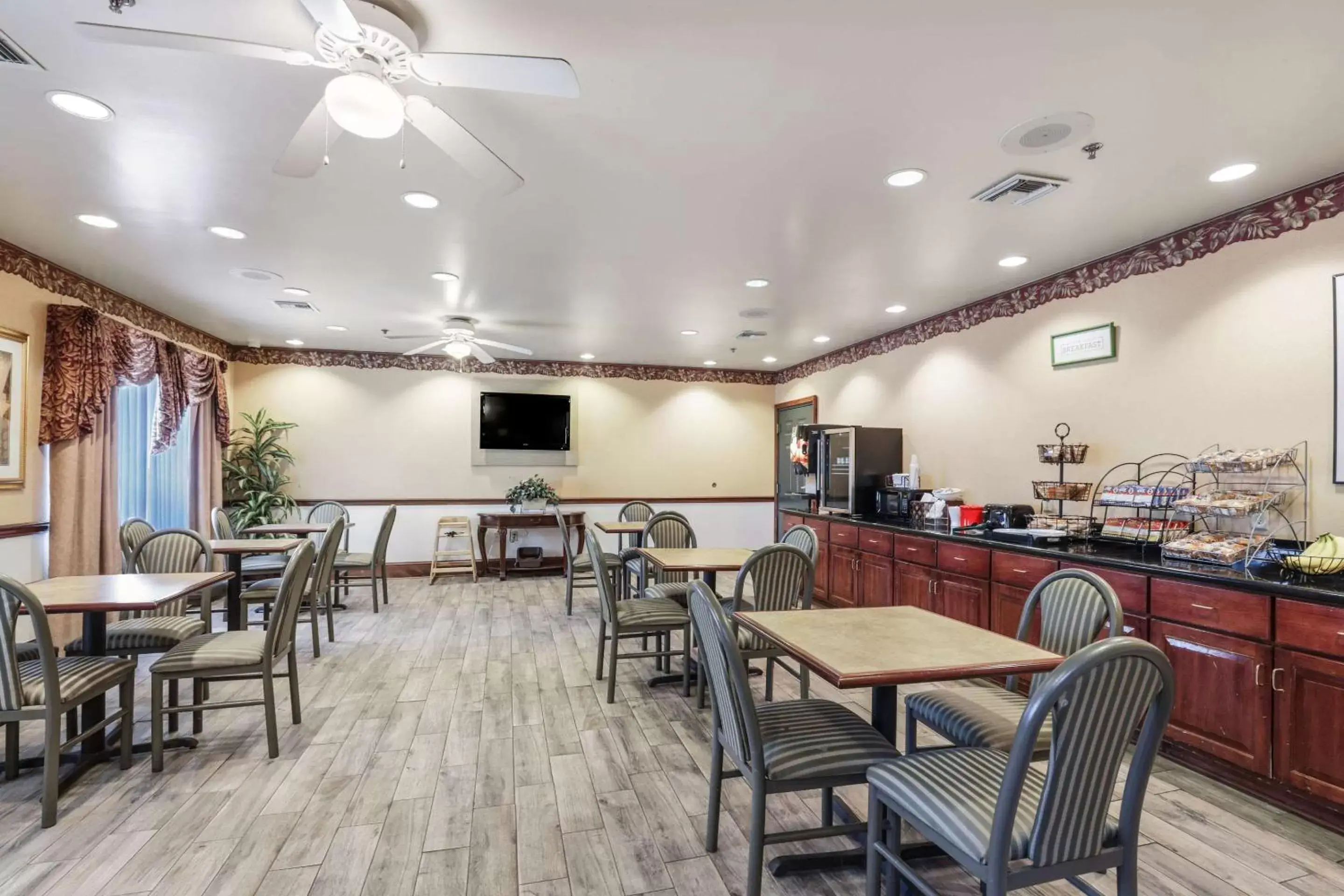 Restaurant/Places to Eat in Econo Lodge Inn & Suites - Marianna