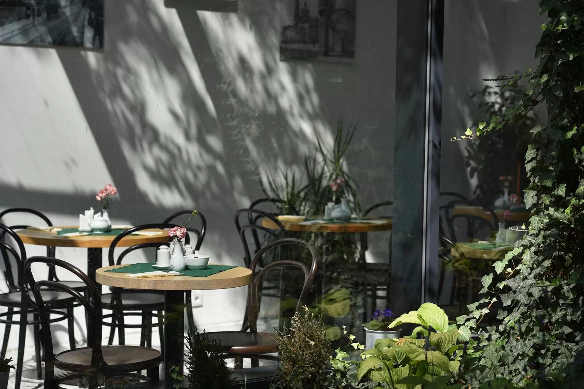 Breakfast in Hotel At the White Lily