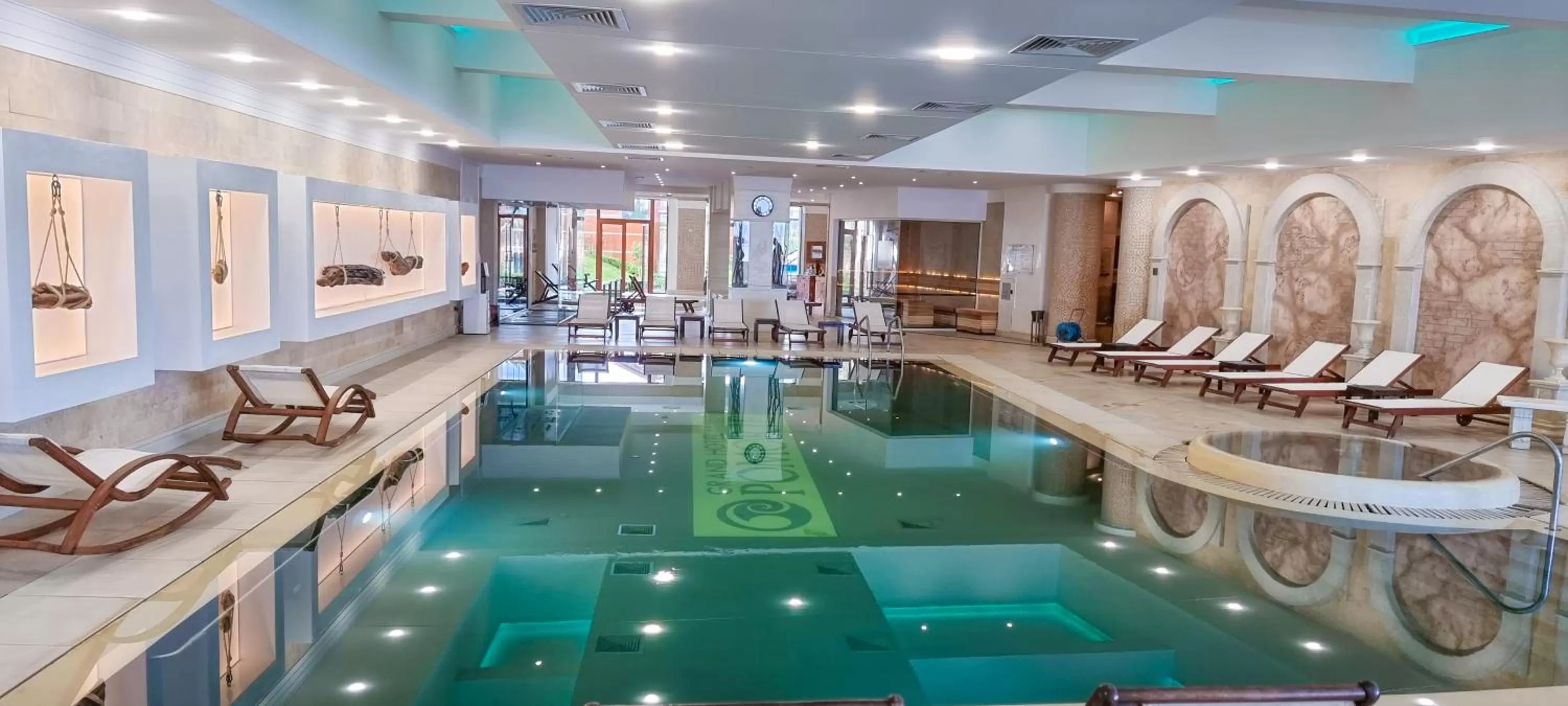 Swimming pool in Grand Hotel Pomorie - Medical spa