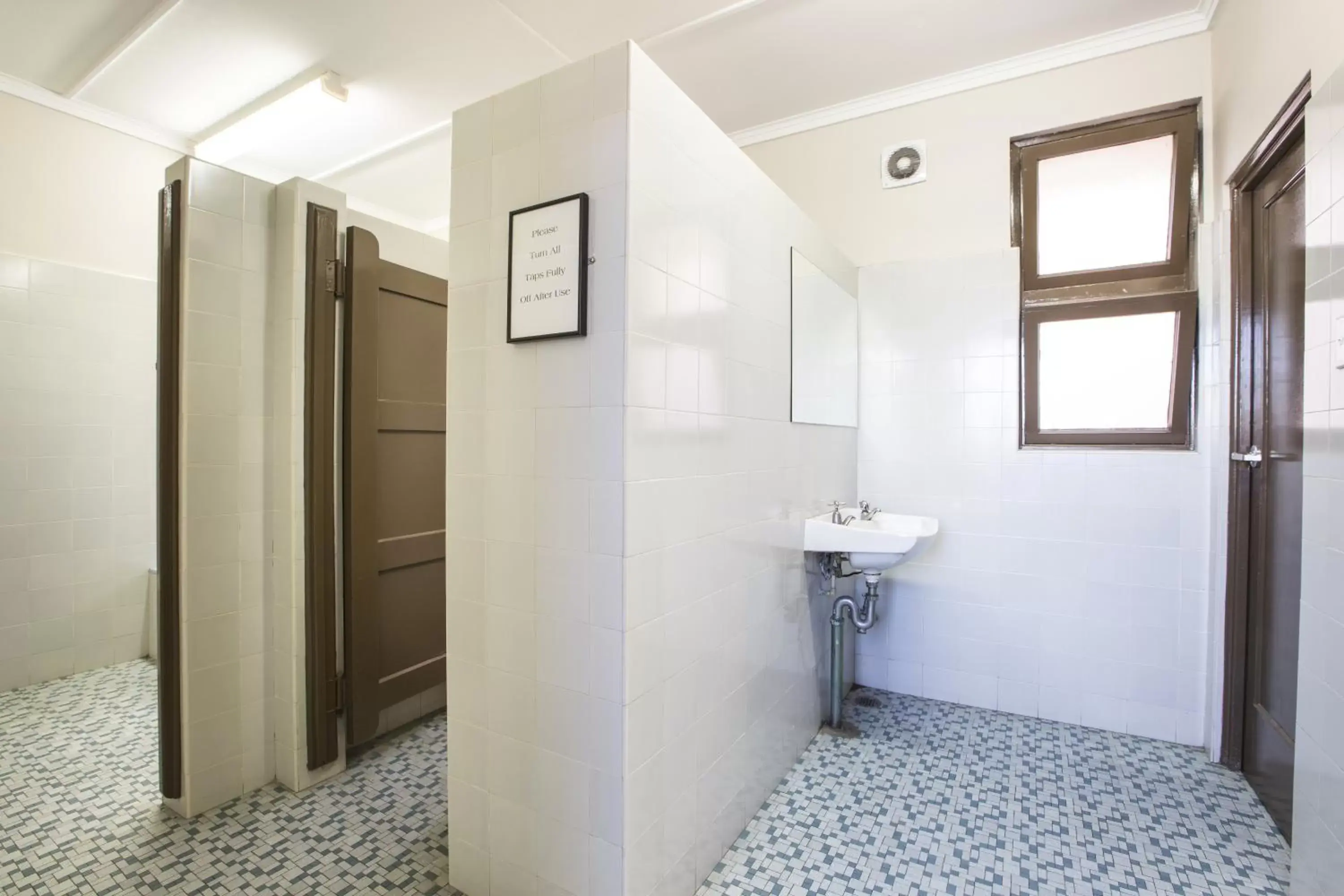 Toilet, Bathroom in Toongabbie Hotel