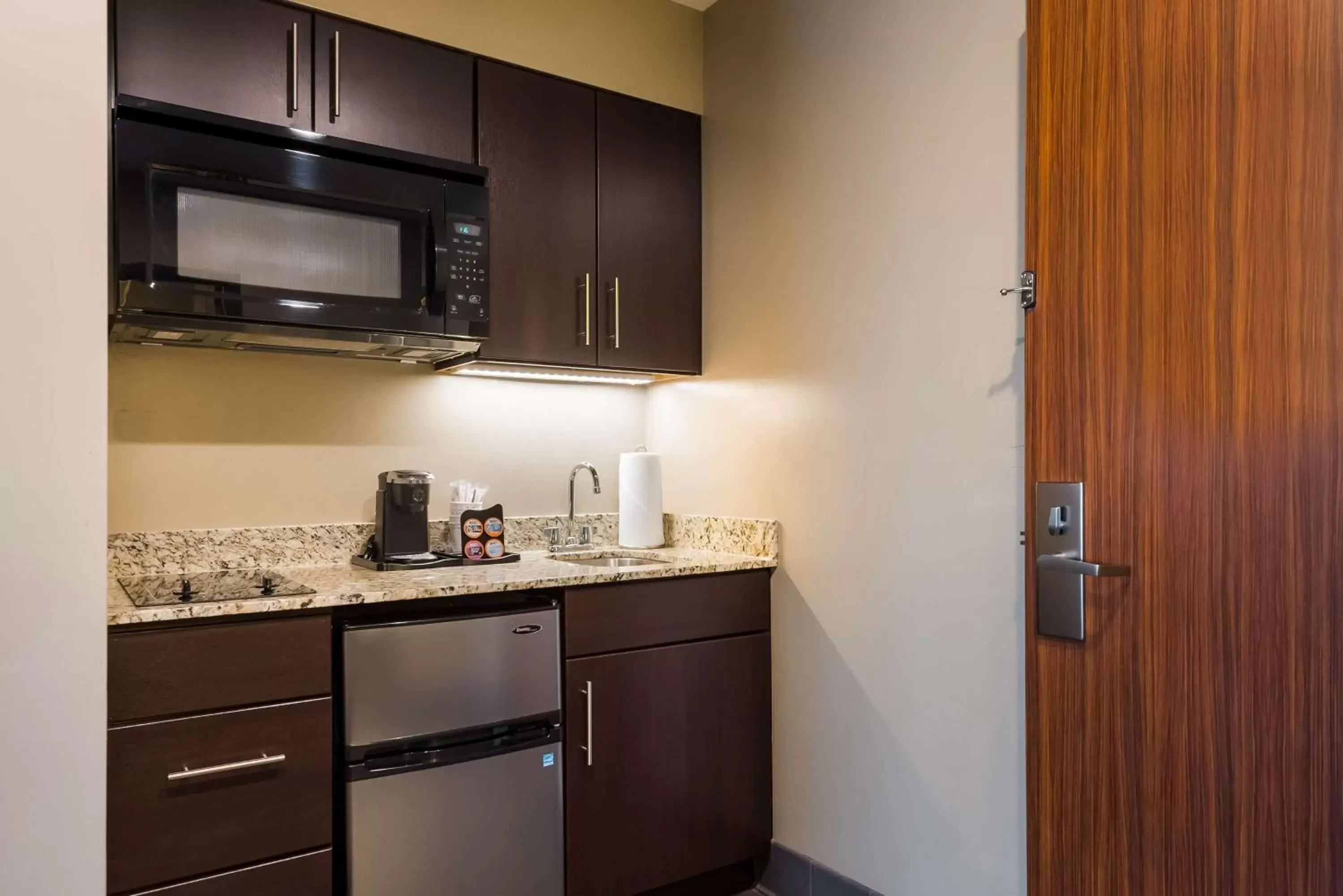 Bedroom, Kitchen/Kitchenette in Best Western Plus Landmark Hotel