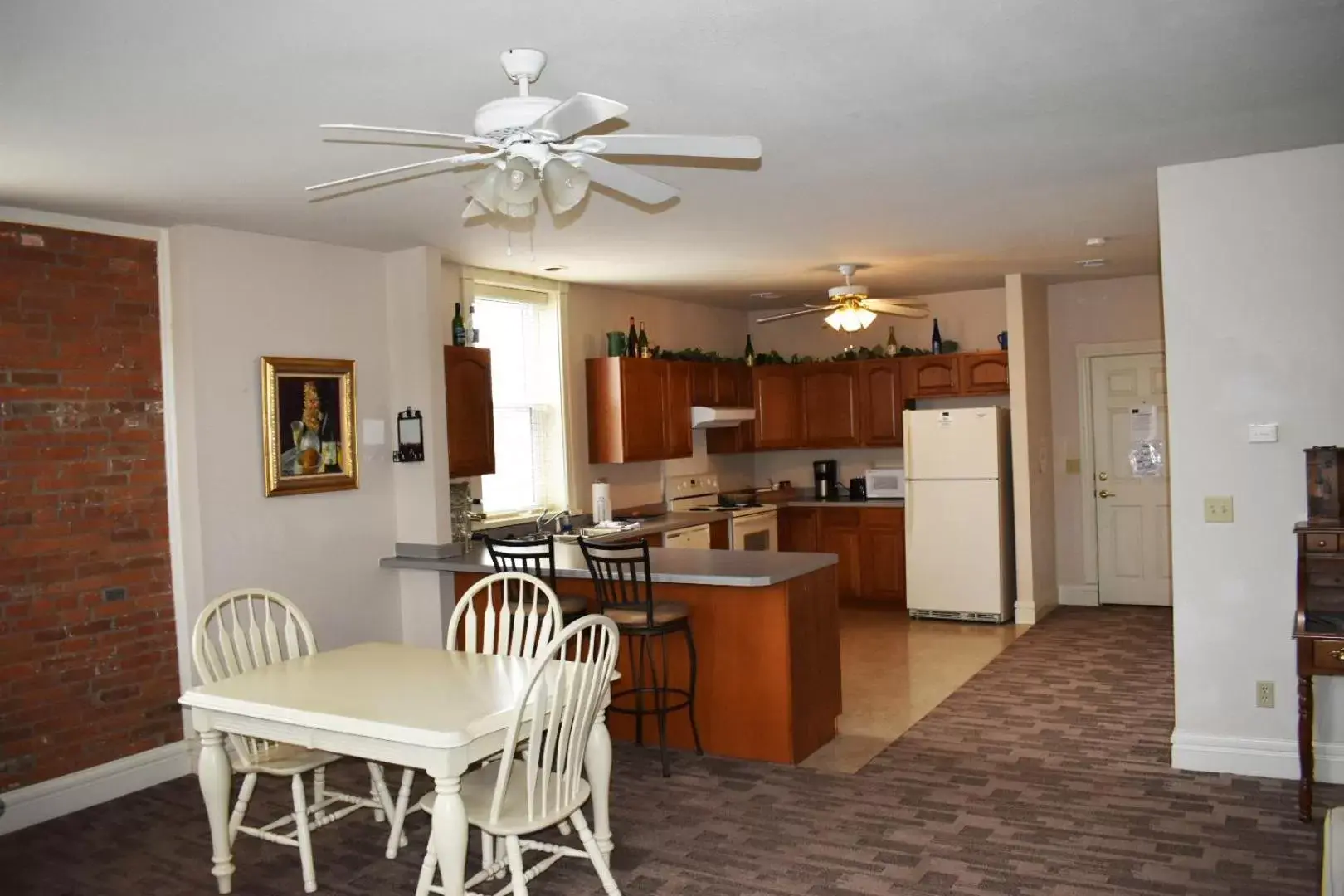 Kitchen or kitchenette, Dining Area in Hermann Crown Suites