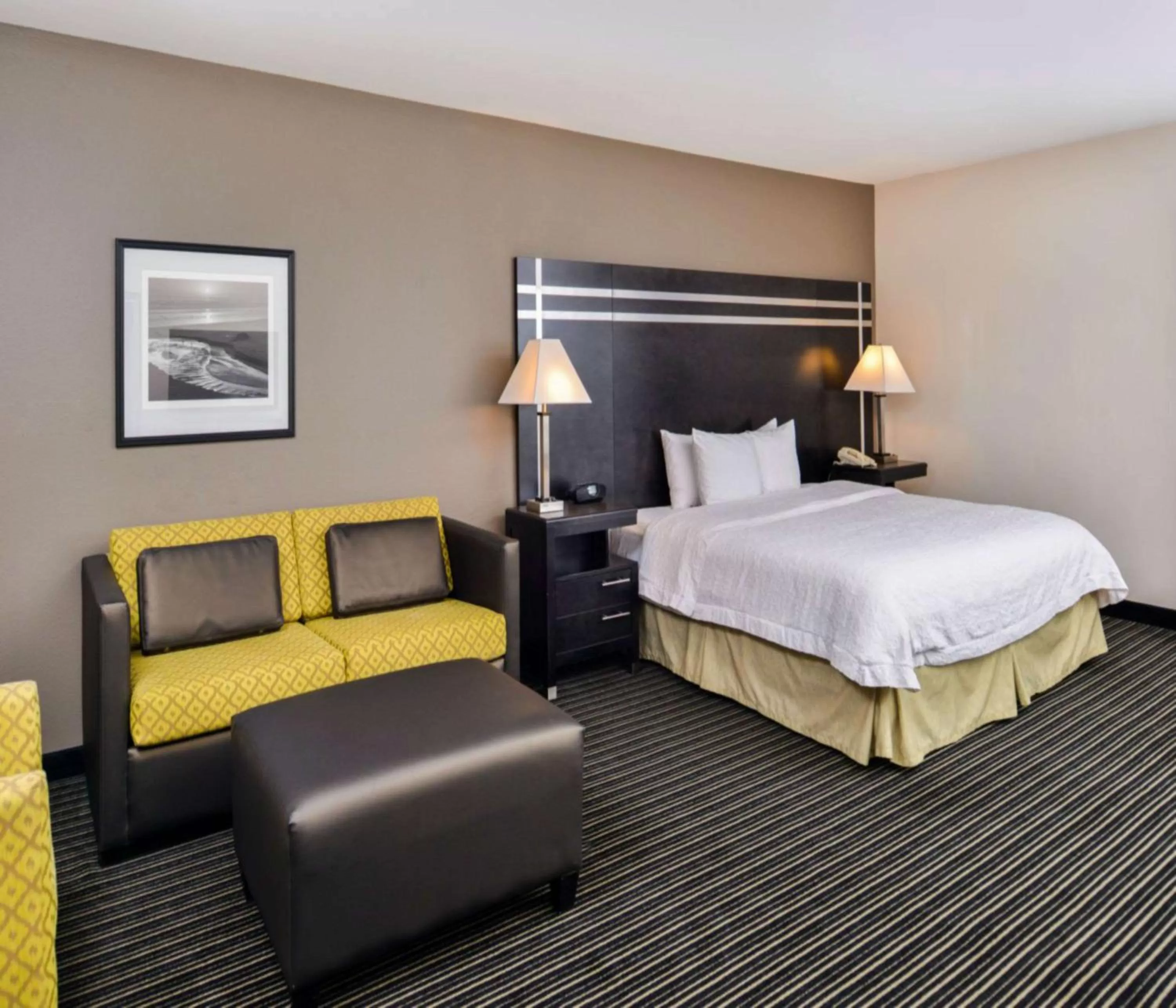 Living room, Bed in Hampton Inn & Suites San Francisco-Burlingame-Airport South