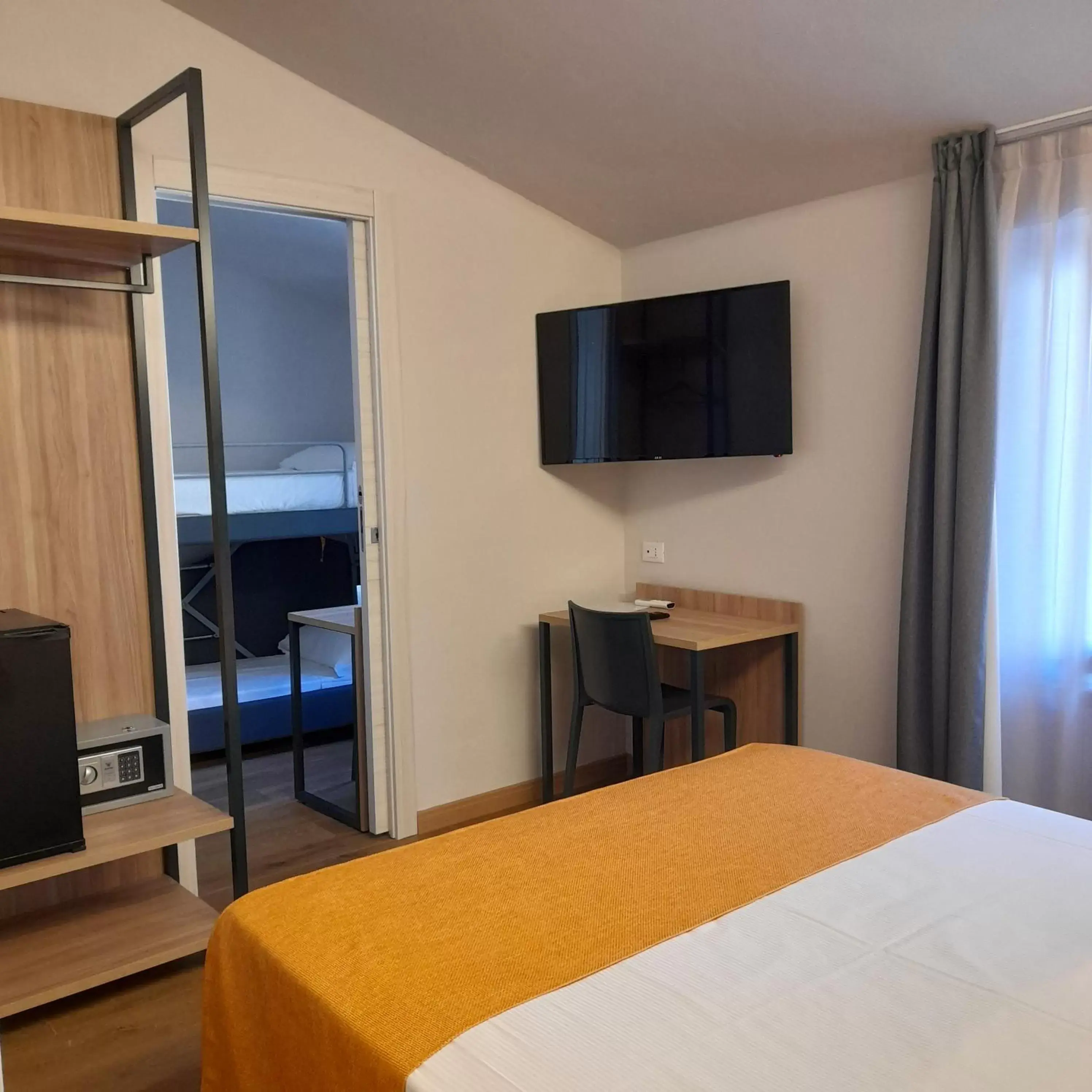 TV and multimedia, Bed in Bike Hotel Touring Gardone Riviera & Private Wellness