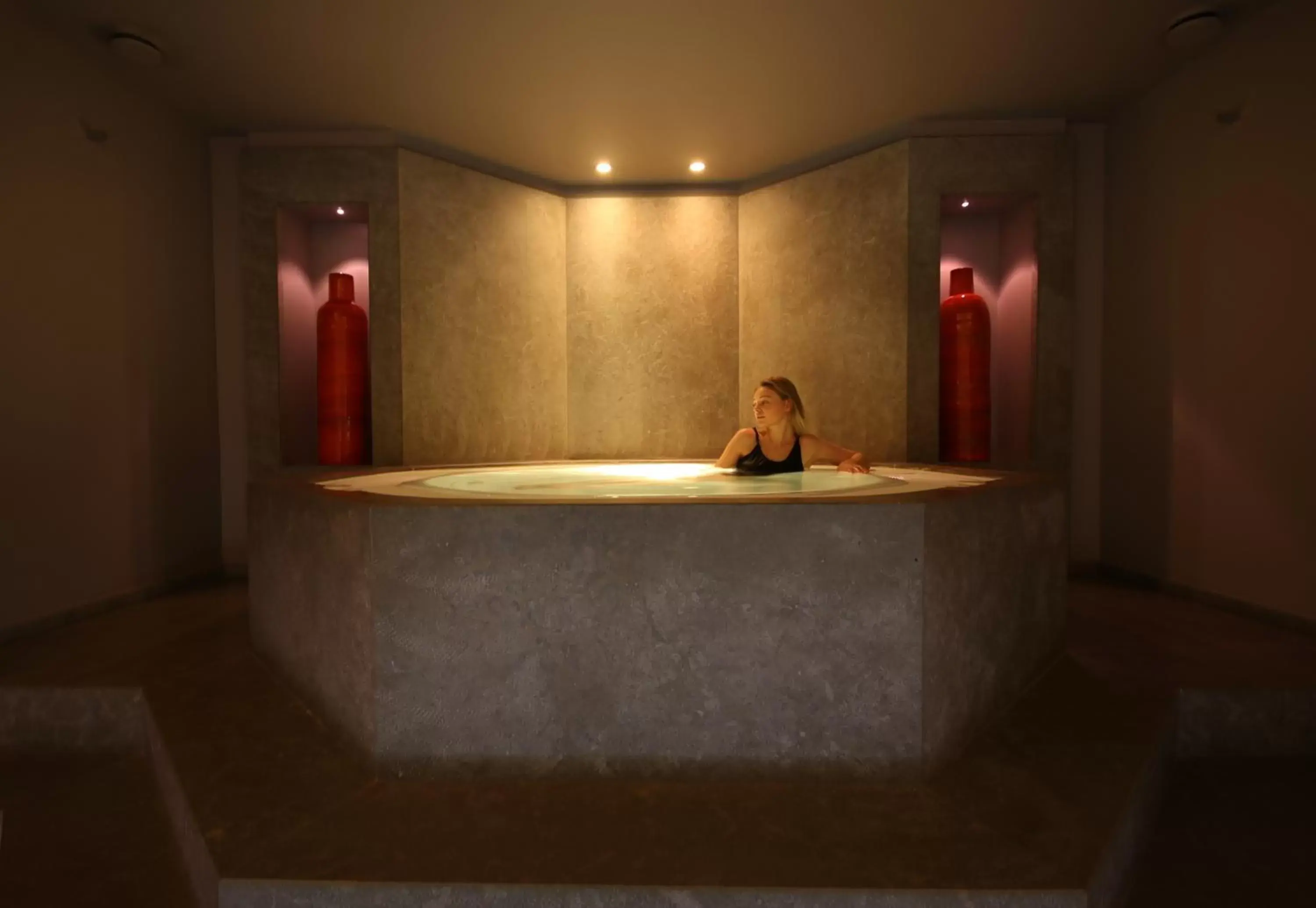 Hot Tub, Lobby/Reception in Le Pavillon de la Reine & Spa