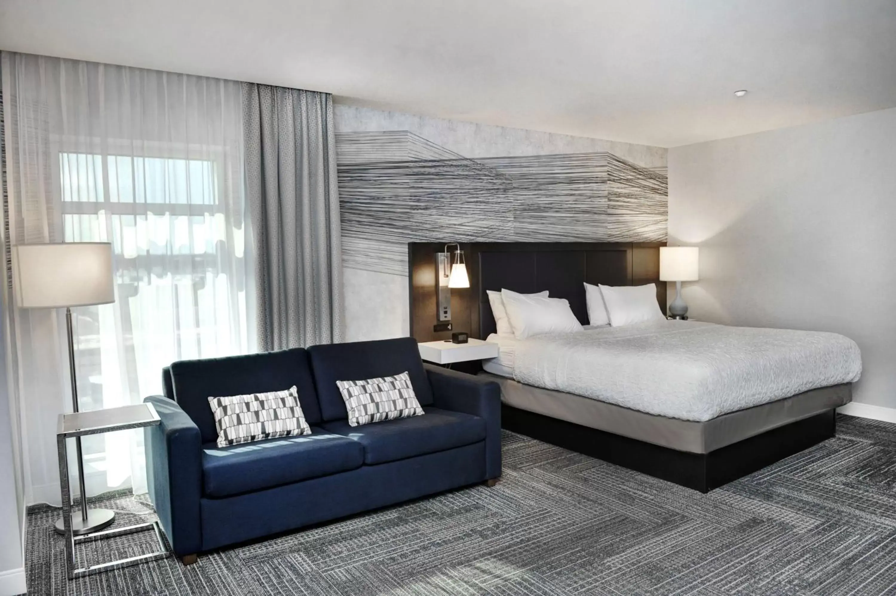 Living room, Bed in Hampton Inn & Suites By Hilton Quebec City /Saint-Romuald