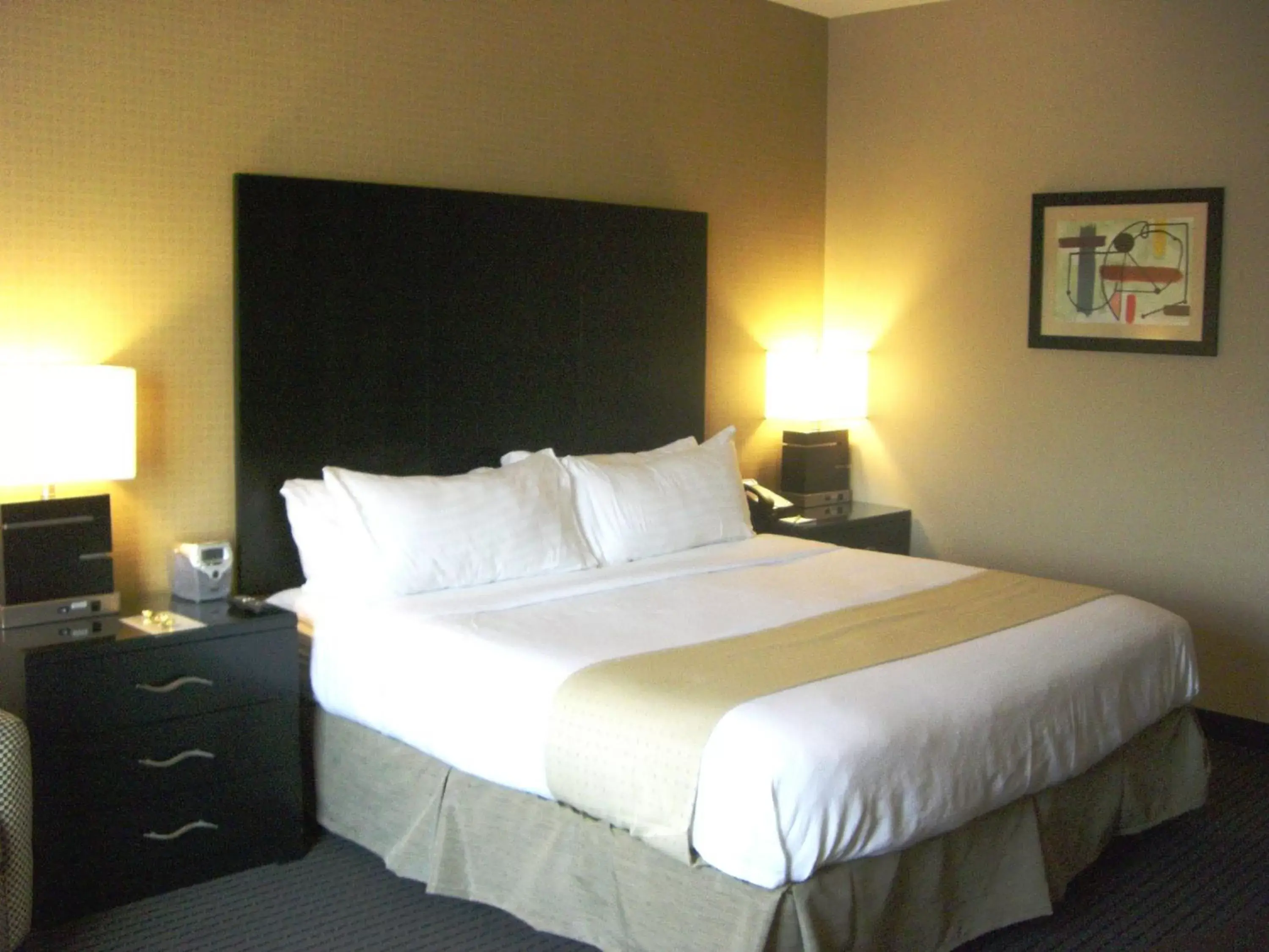 Bedroom, Bed in Holiday Inn St. Paul Northeast - Lake Elmo, an IHG Hotel