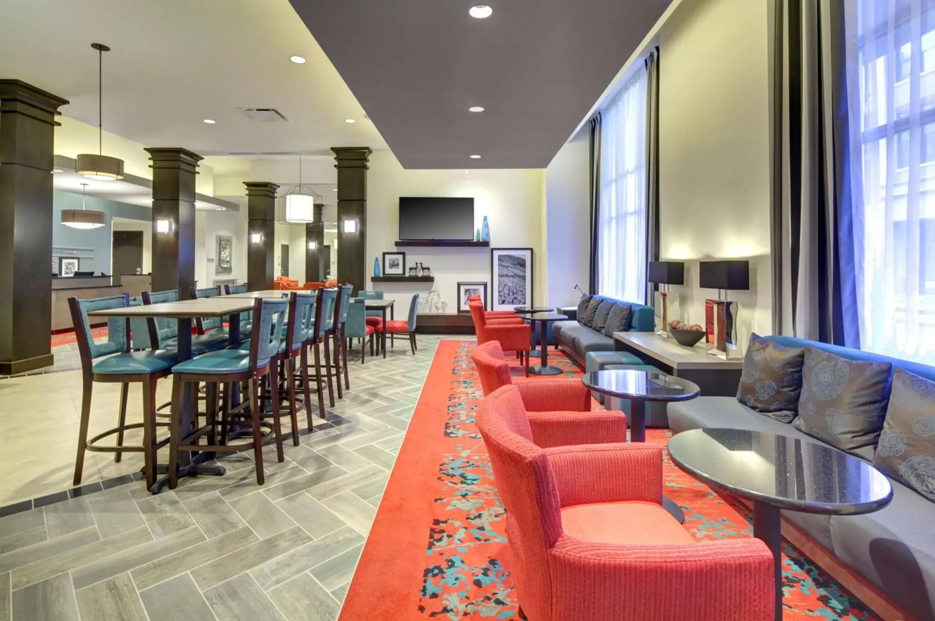 Restaurant/places to eat, Lounge/Bar in Hampton Inn & Suites - Roanoke-Downtown, VA