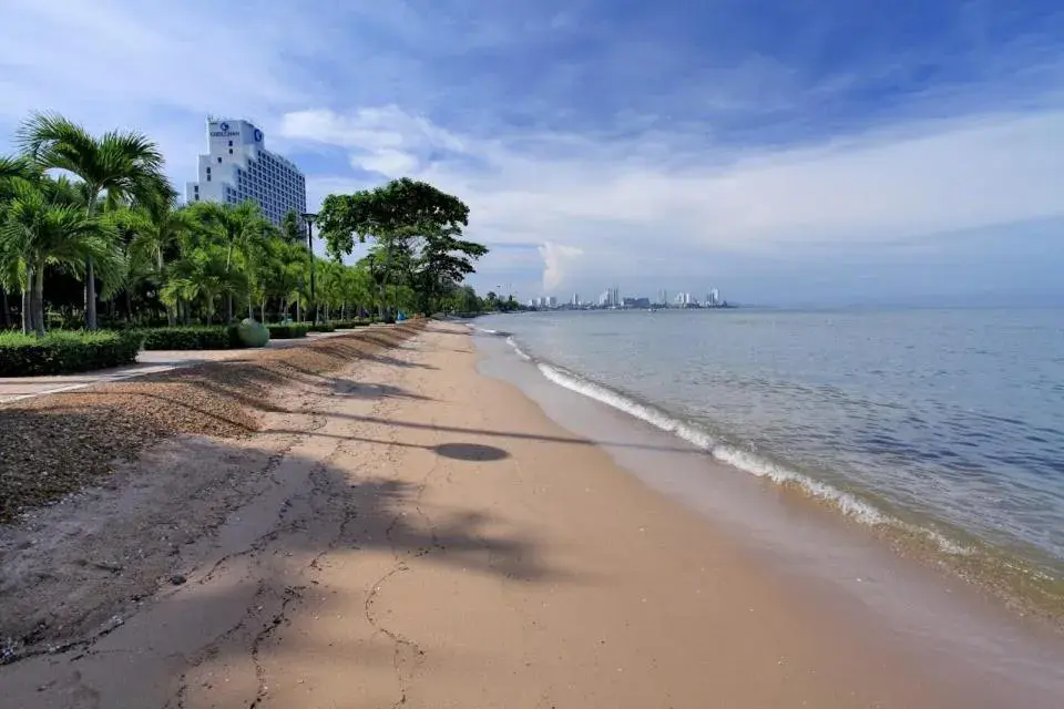 Beach in Cholchan Pattaya Beach Resort - SHA Extra Plus