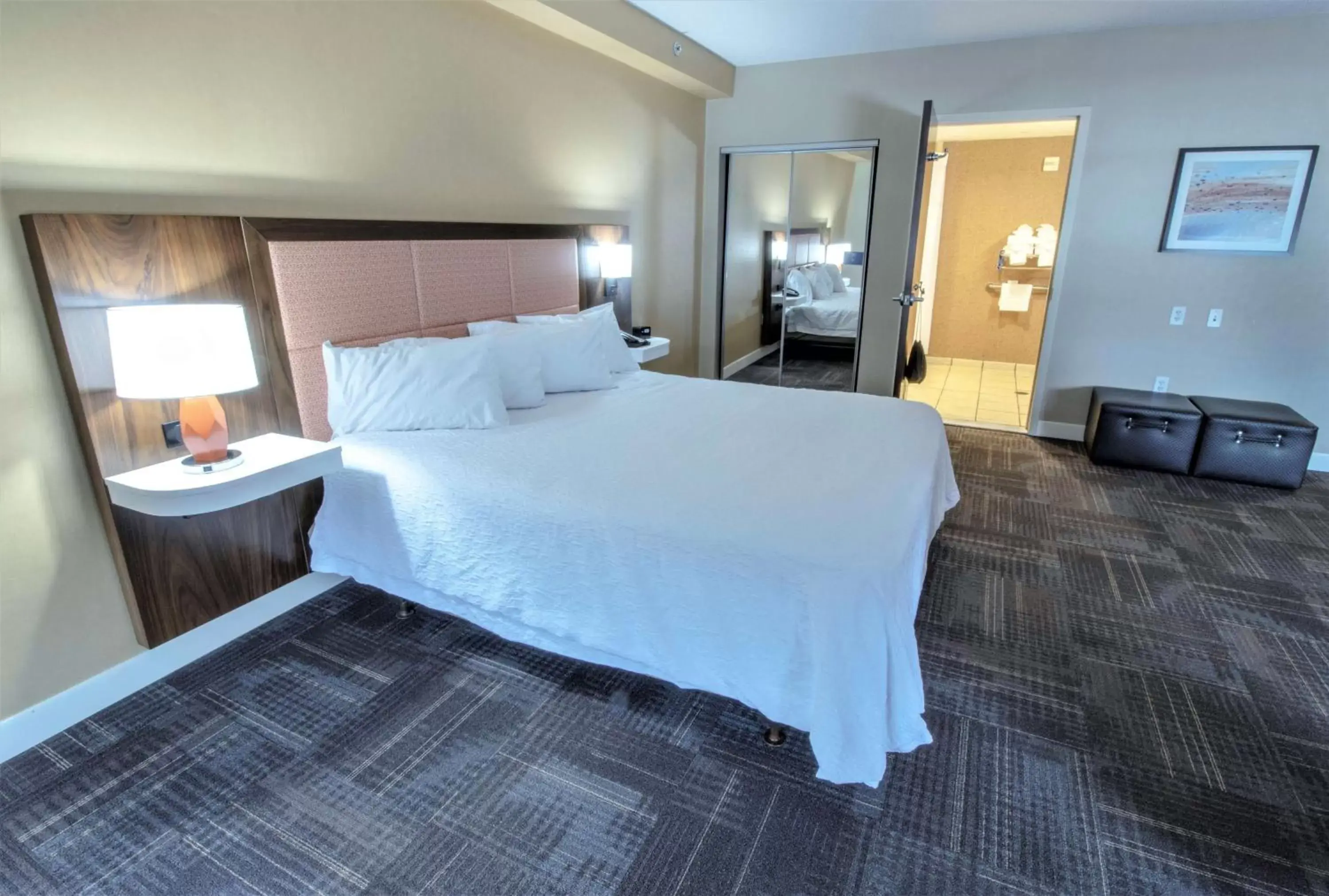 Bed in Hampton Inn & Suites Chesapeake-Battlefield Boulevard