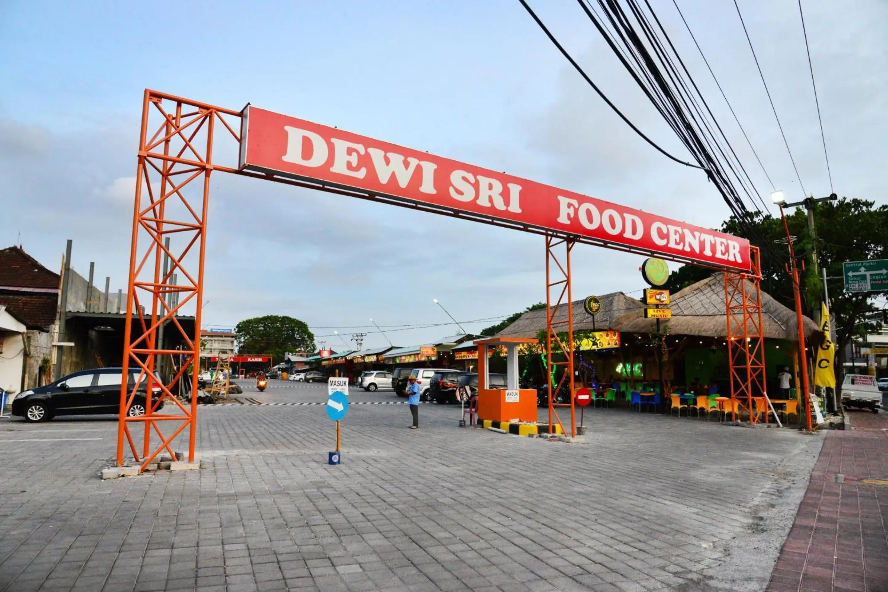Restaurant/places to eat in Devata Suite & Residence