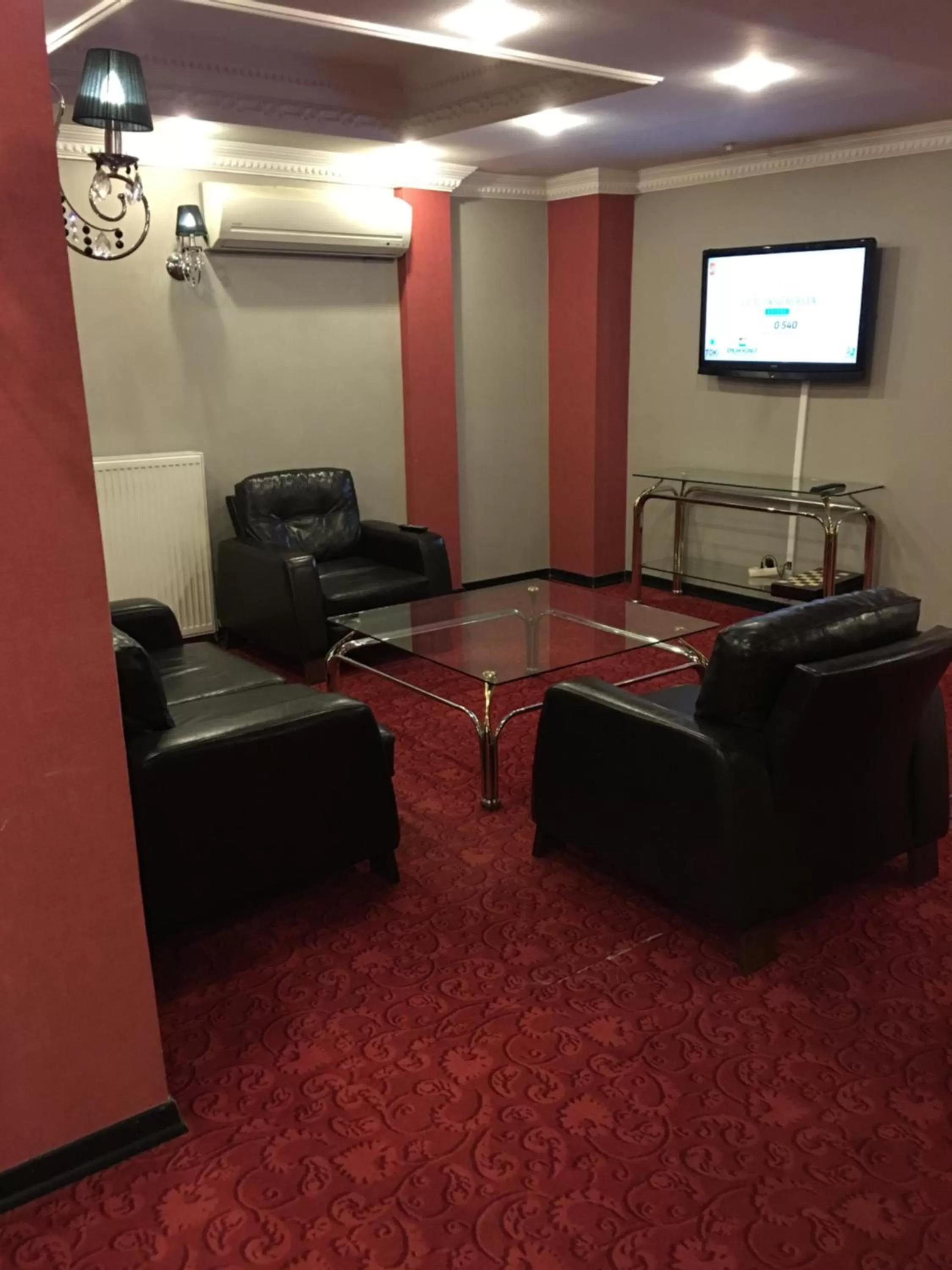 Communal lounge/ TV room in Minabir Otel