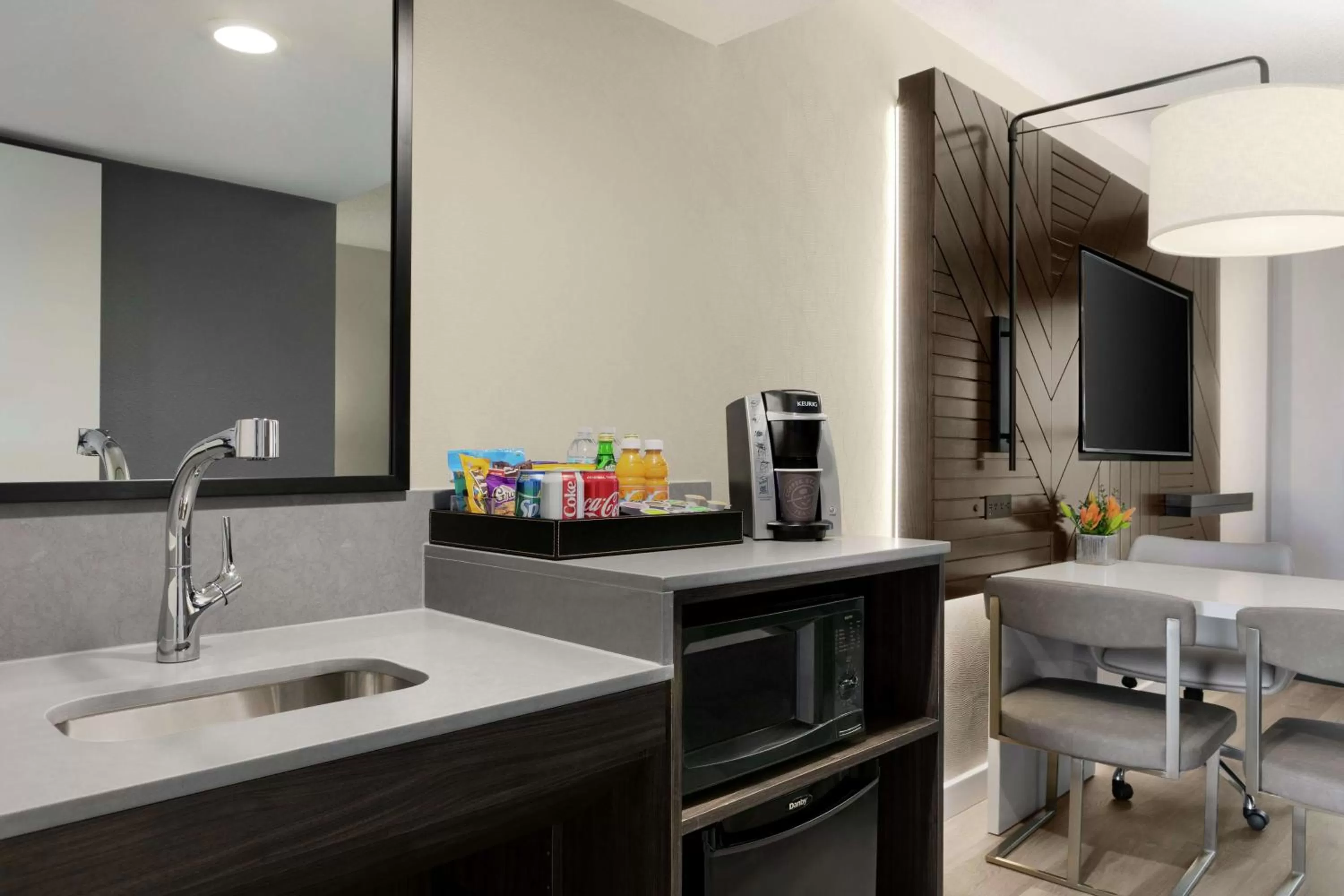 Bedroom in Embassy Suites by Hilton Los Angeles Downey