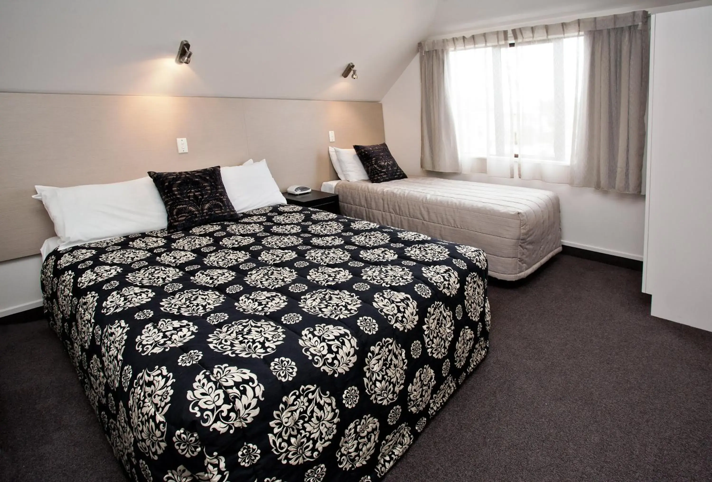 Bedroom, Bed in Cable Court Motel