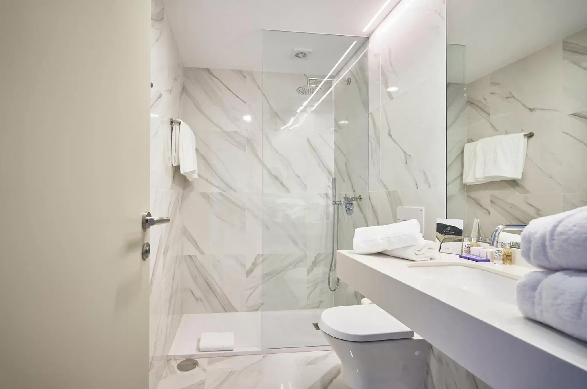 Toilet, Bathroom in Ribeira Collection Hotel by Piamonte Hotels