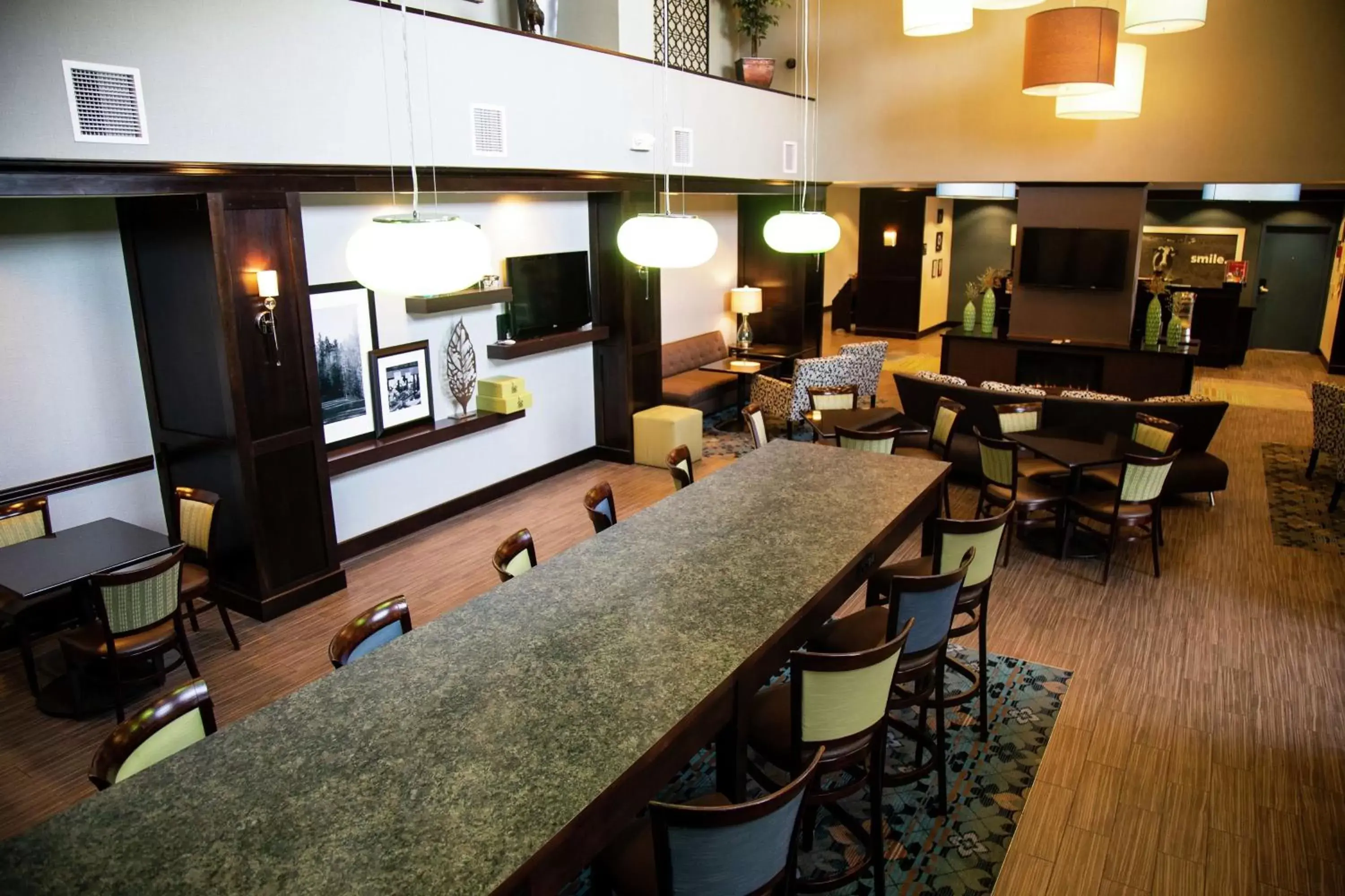 Dining area in Hampton Inn & Suites Sharon