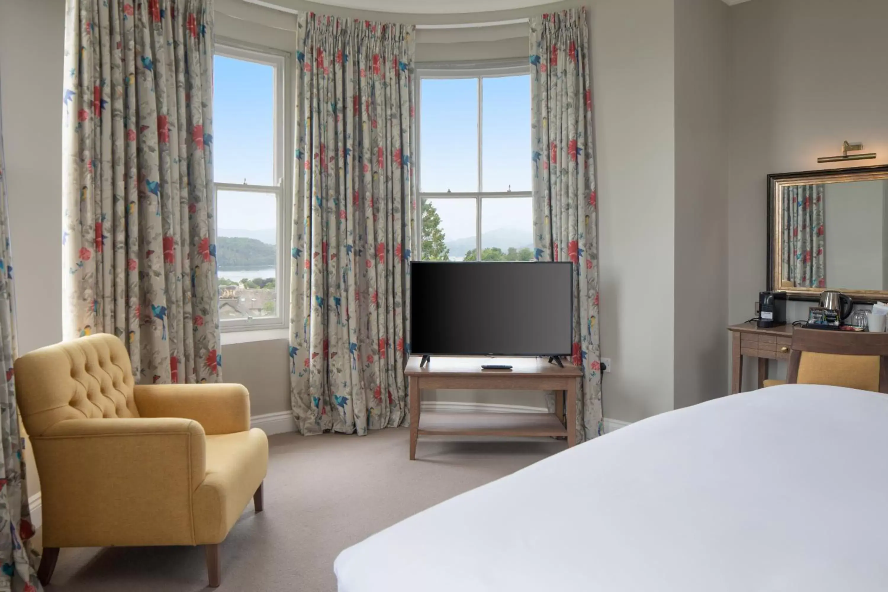 Bedroom, TV/Entertainment Center in The Ro Hotel Windermere