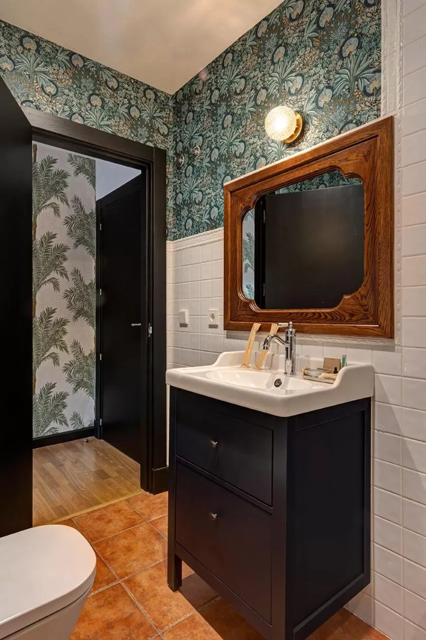 Bathroom, TV/Entertainment Center in Hospedium Hotel La Farm