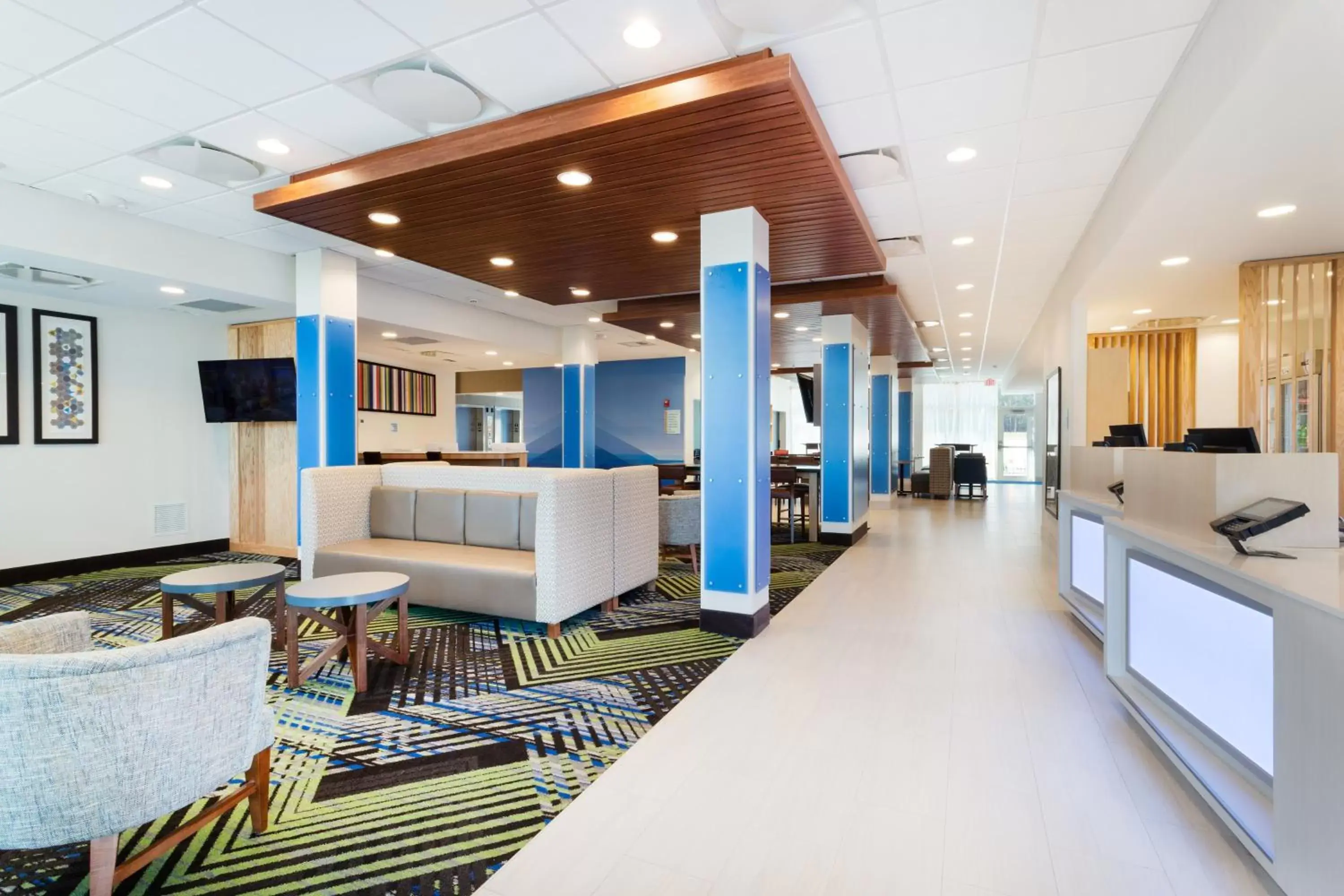 Lobby or reception in Holiday Inn Express & Suites Niceville - Eglin Area, an IHG Hotel