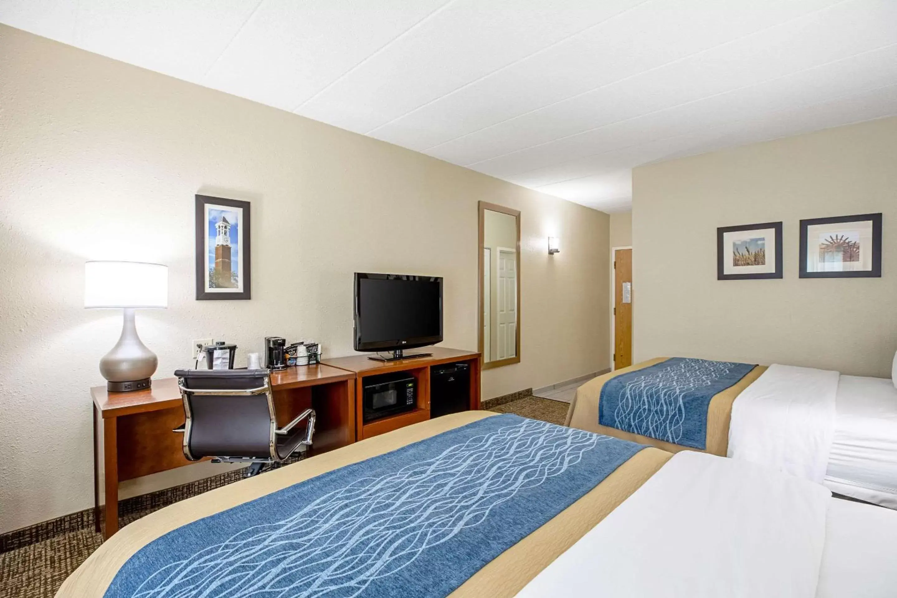 Photo of the whole room, Bed in Comfort Inn Indianapolis North - Carmel
