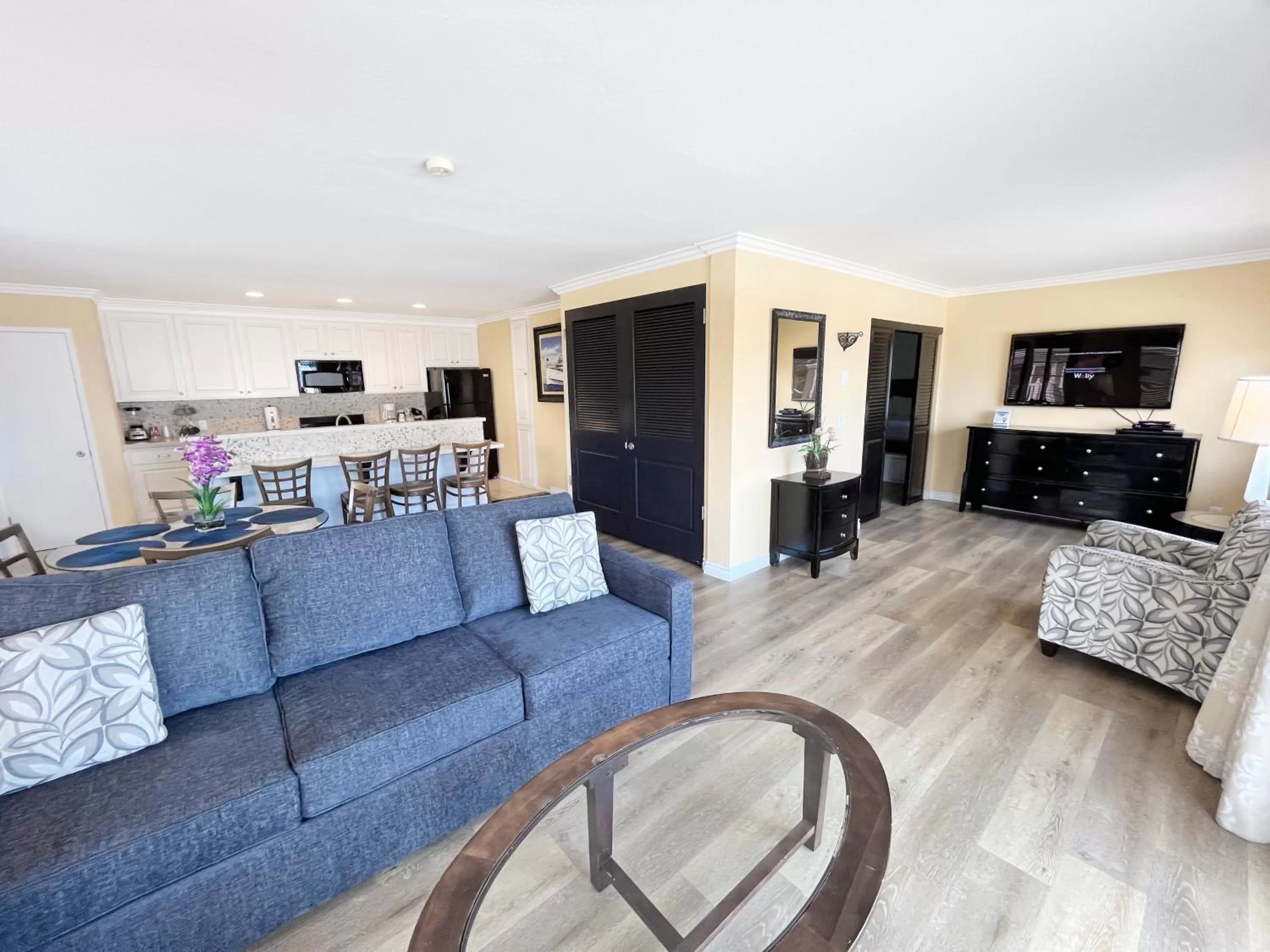 Seating Area in Catalina Courtyard Suites