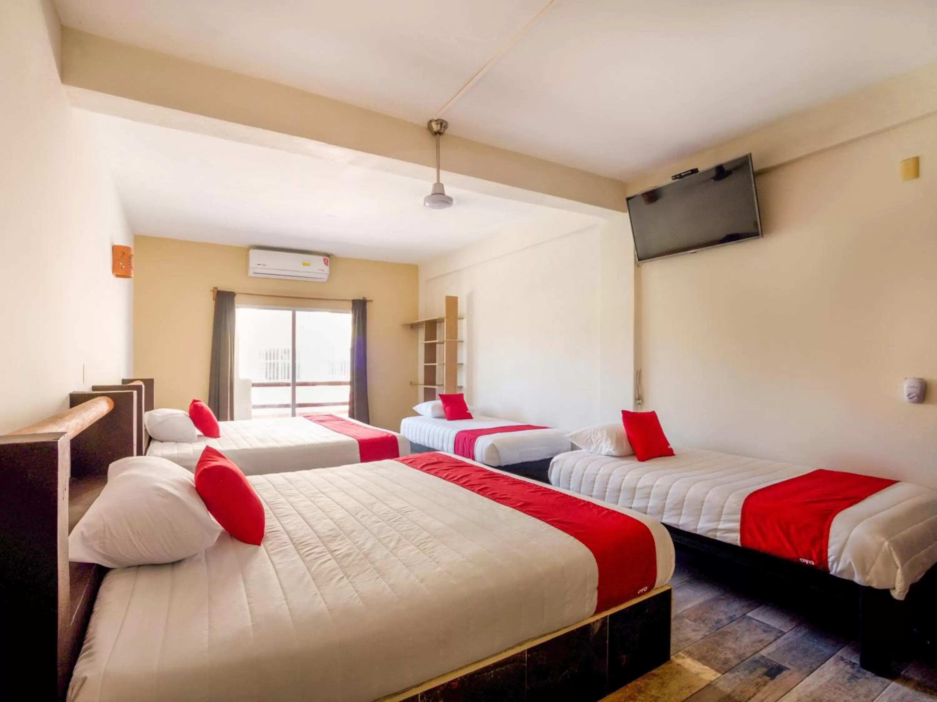 Photo of the whole room, Bed in OYO Hotel Posada Lys, Zihuatanejo