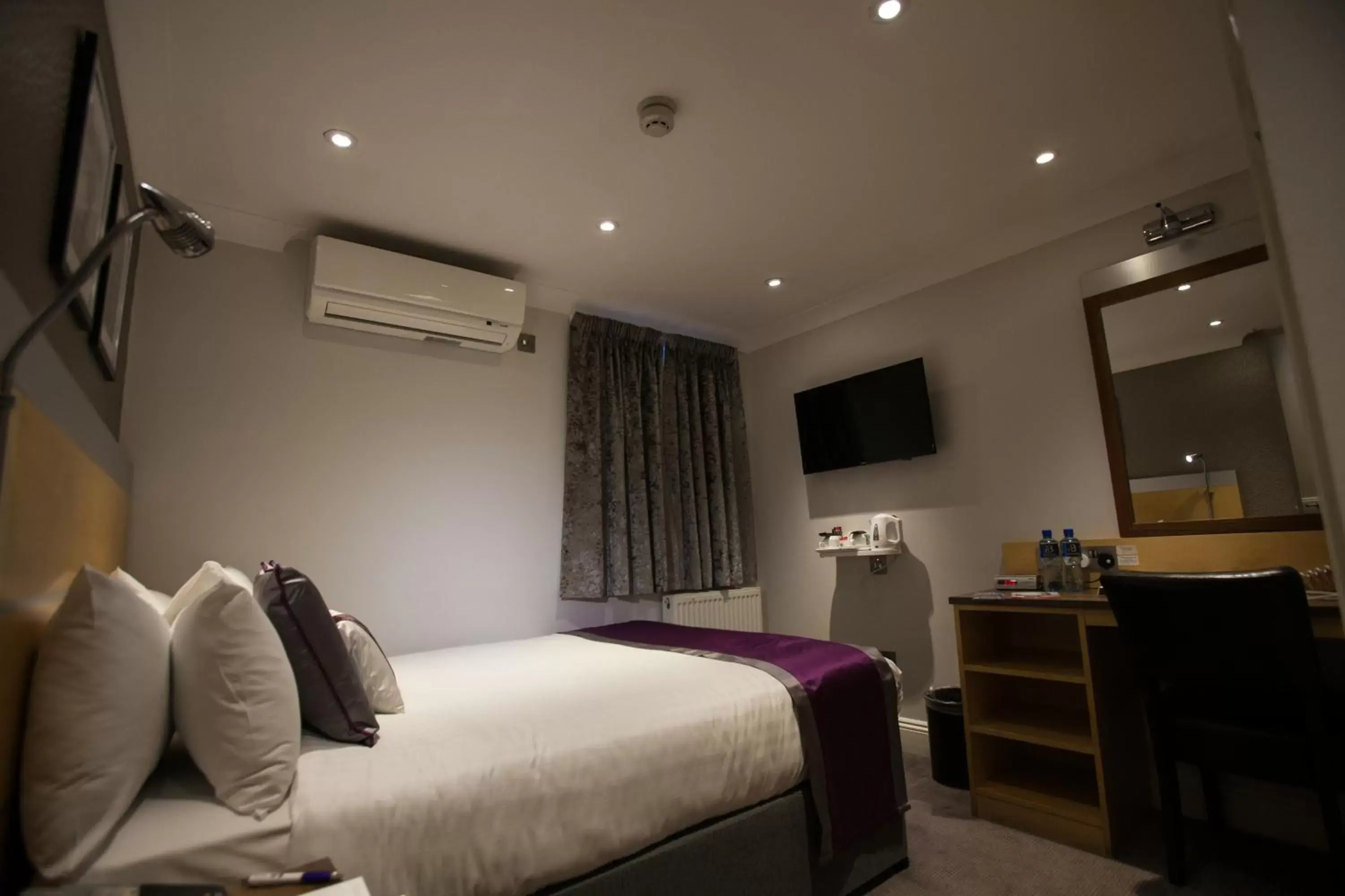 TV and multimedia, Bed in Best Western Chiswick Palace & Suites London