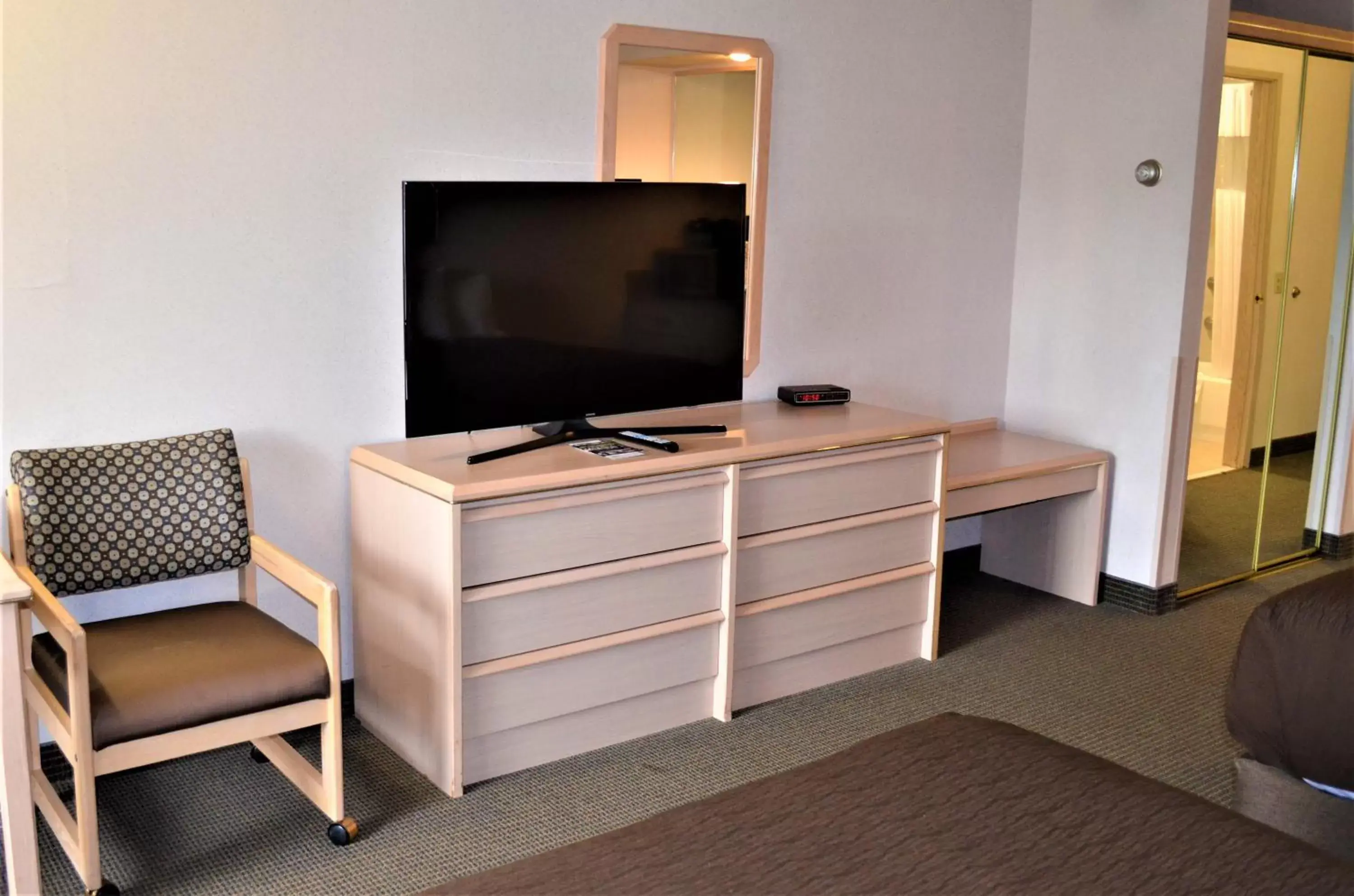 Communal lounge/ TV room, TV/Entertainment Center in Shilo Inns Suites The Dalles