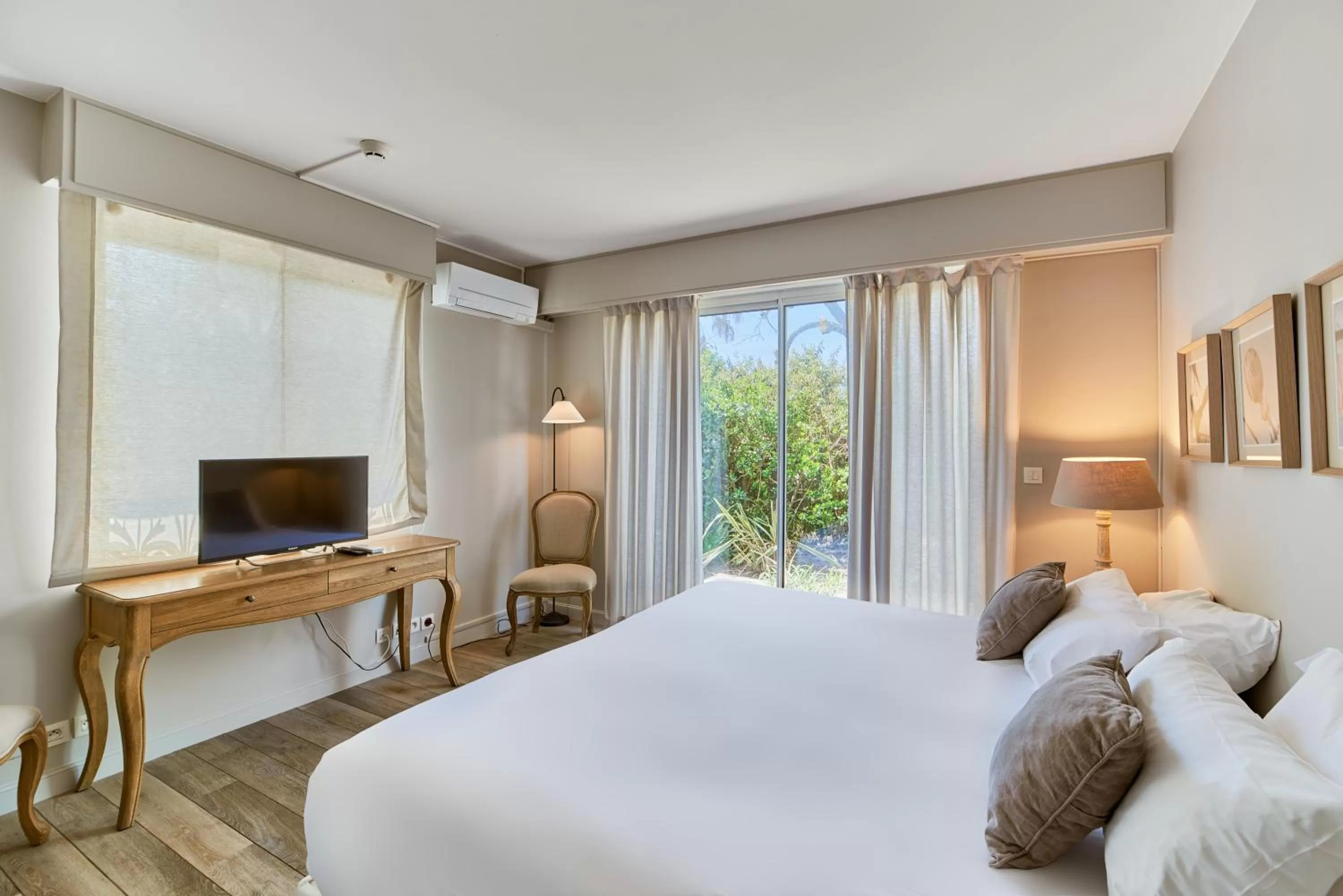 Bedroom, Bed in Villa L'Arche