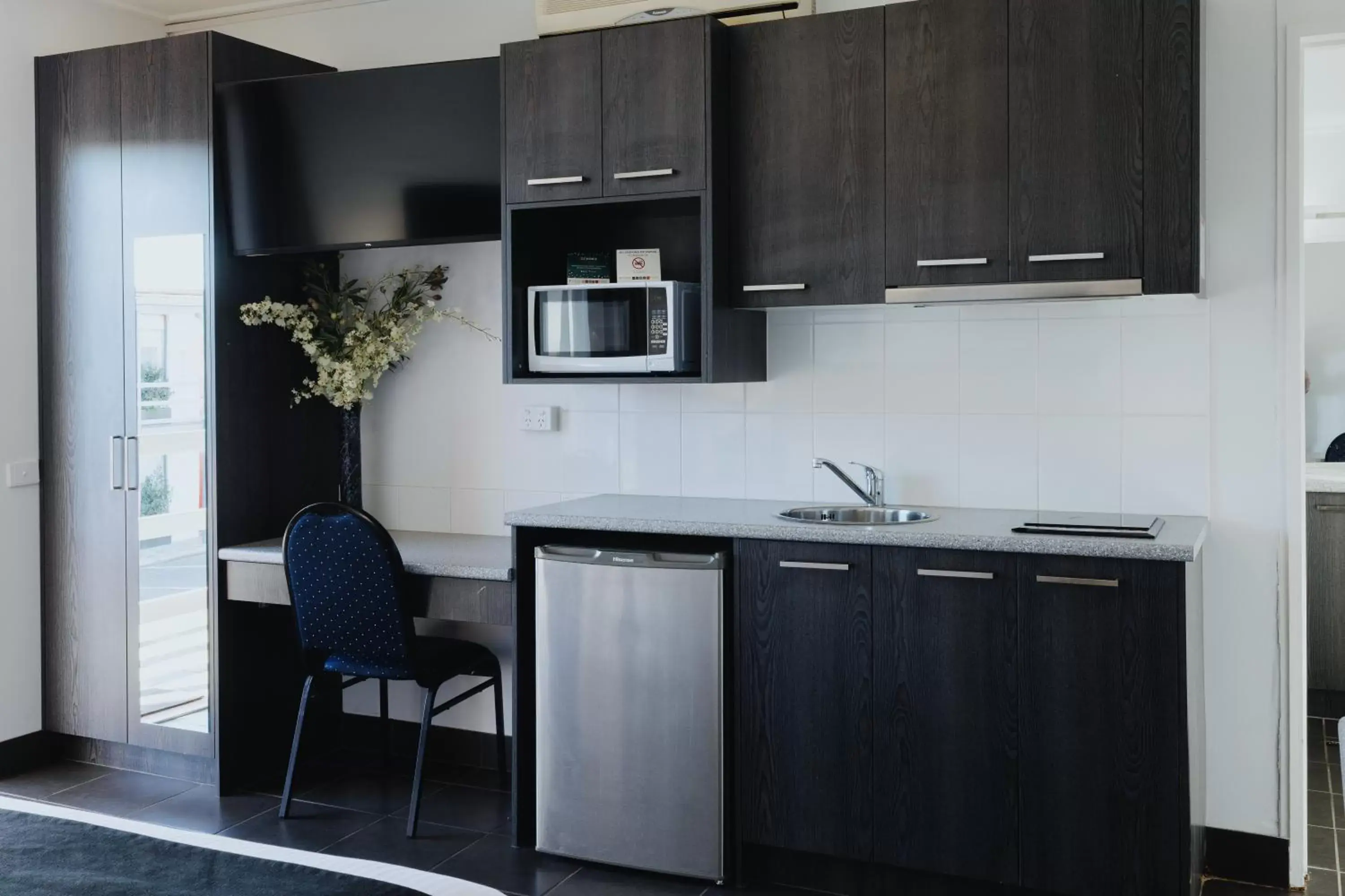 Kitchen/Kitchenette in Comfort Inn Traralgon