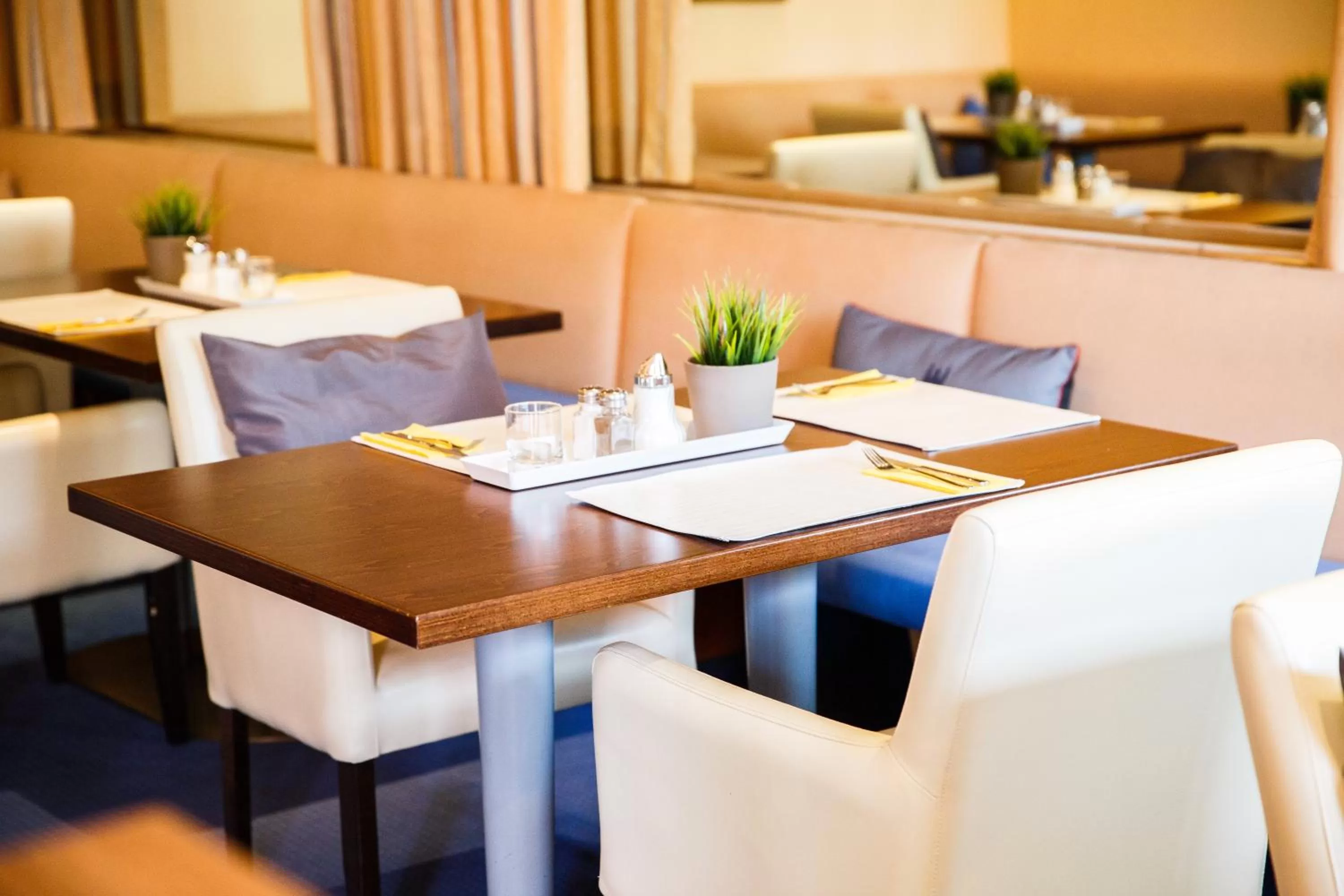 Restaurant/places to eat in Hotel Salzburg