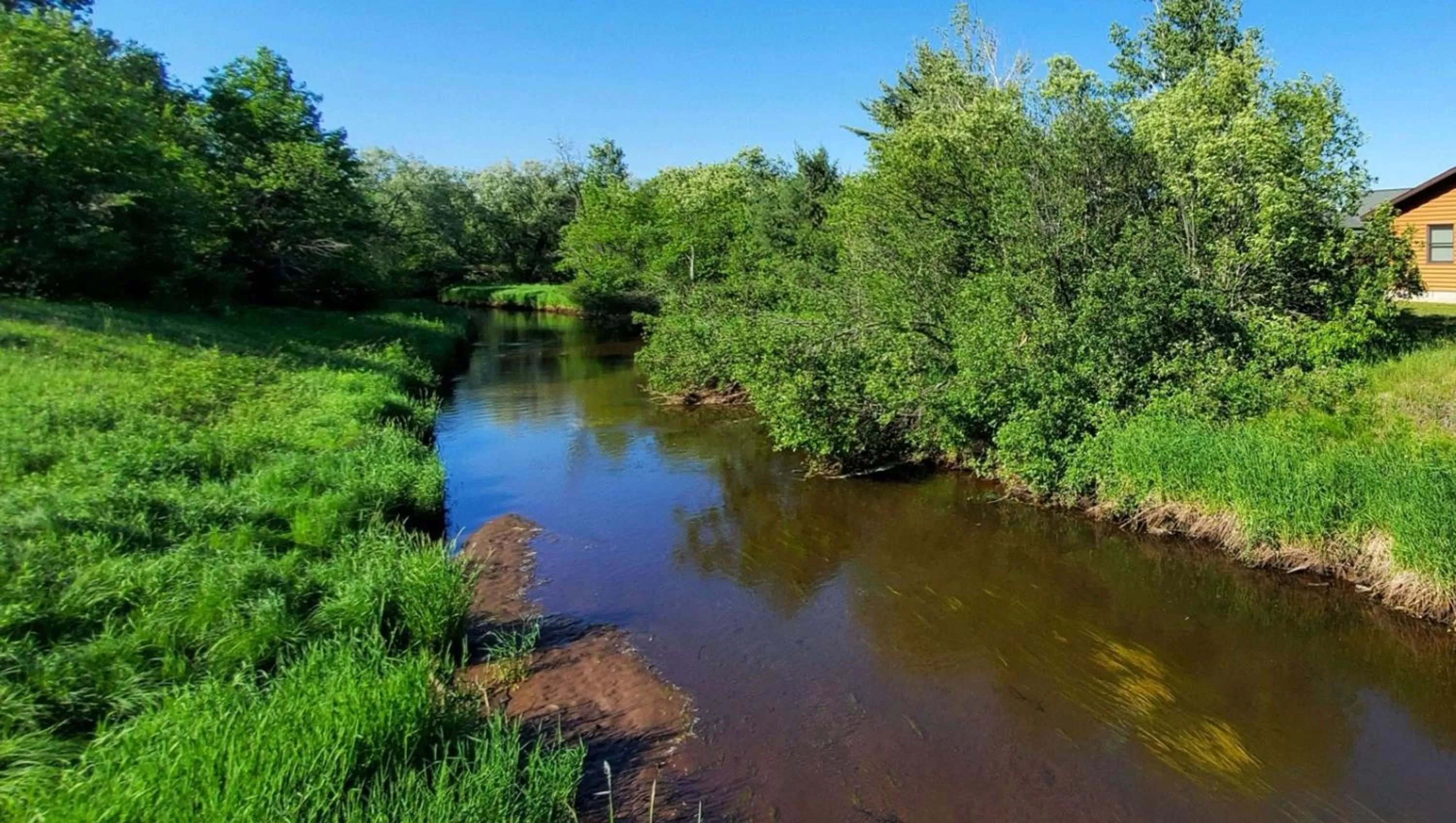 Property building in Jasper Ridge Inn Ishpeming