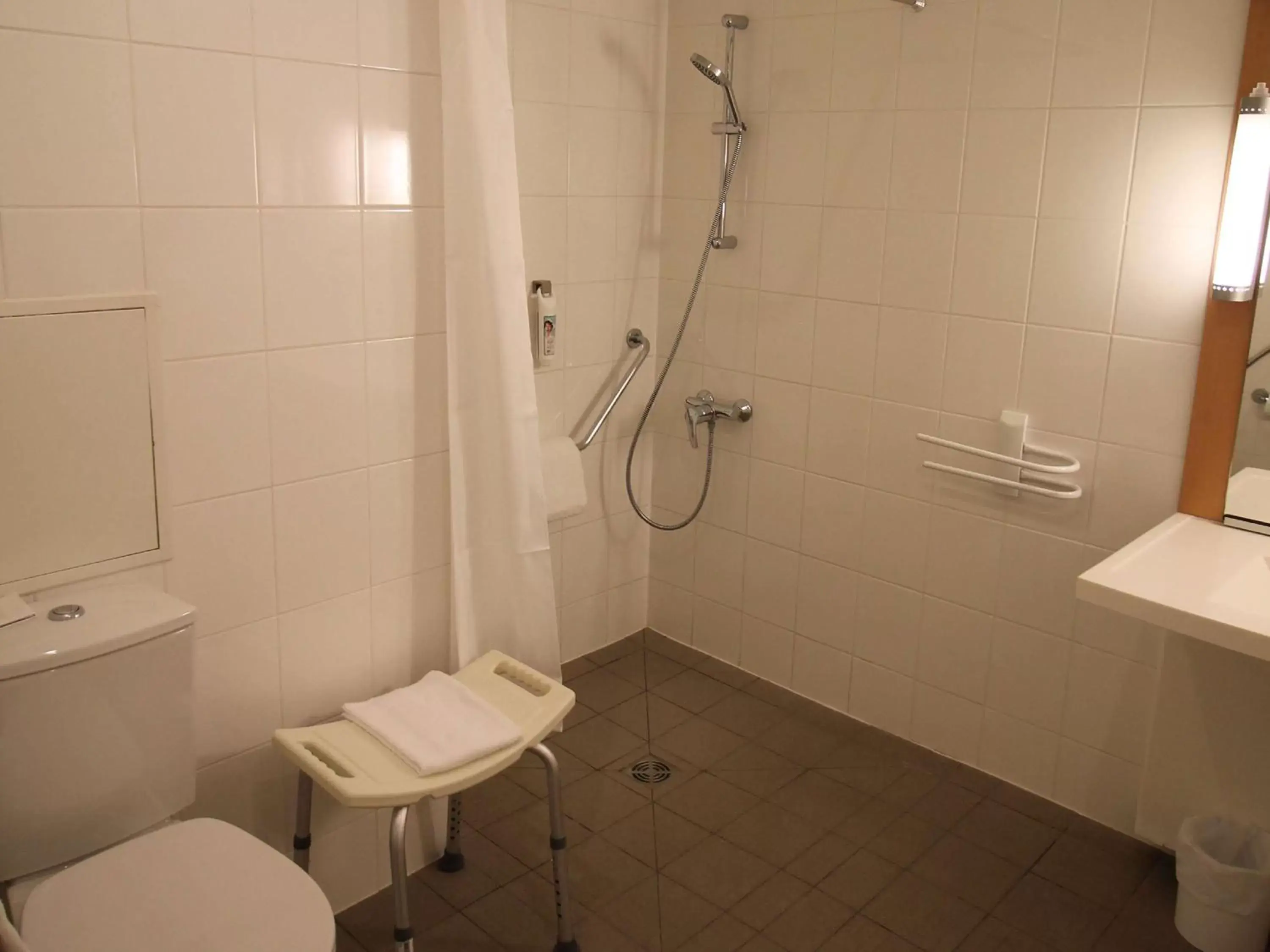 Photo of the whole room, Bathroom in ibis Dijon Sud