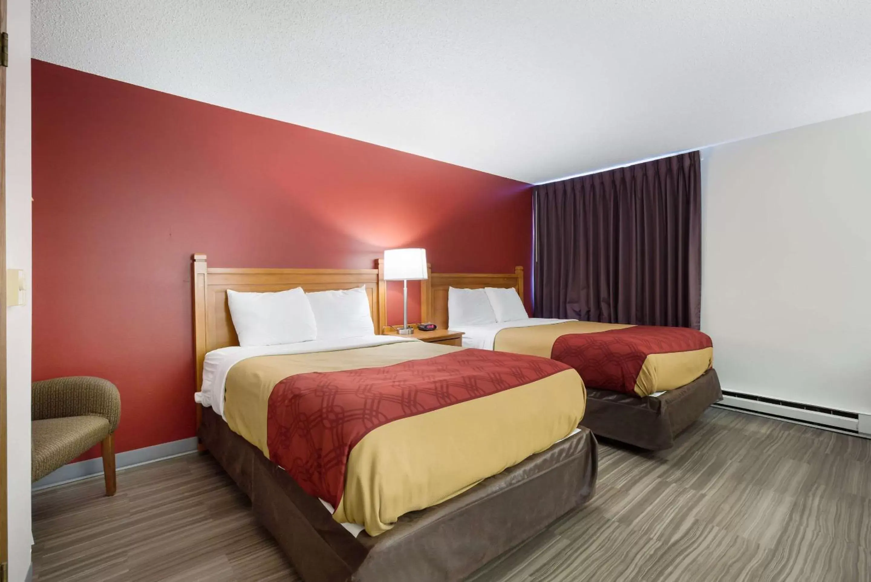Photo of the whole room, Bed in Econo Lodge Inn & Suites