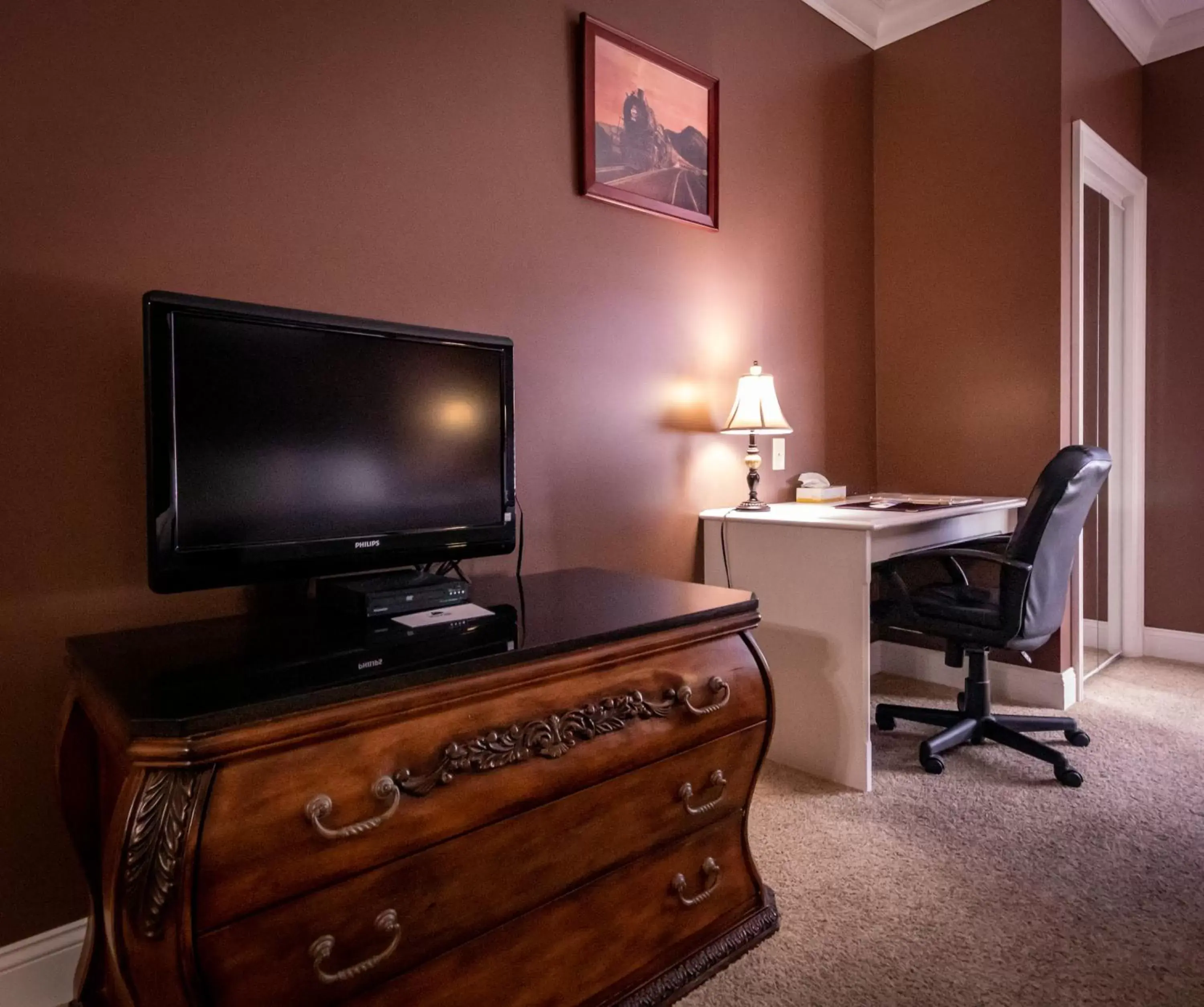 TV and multimedia, TV/Entertainment Center in Depot Inn & Suites