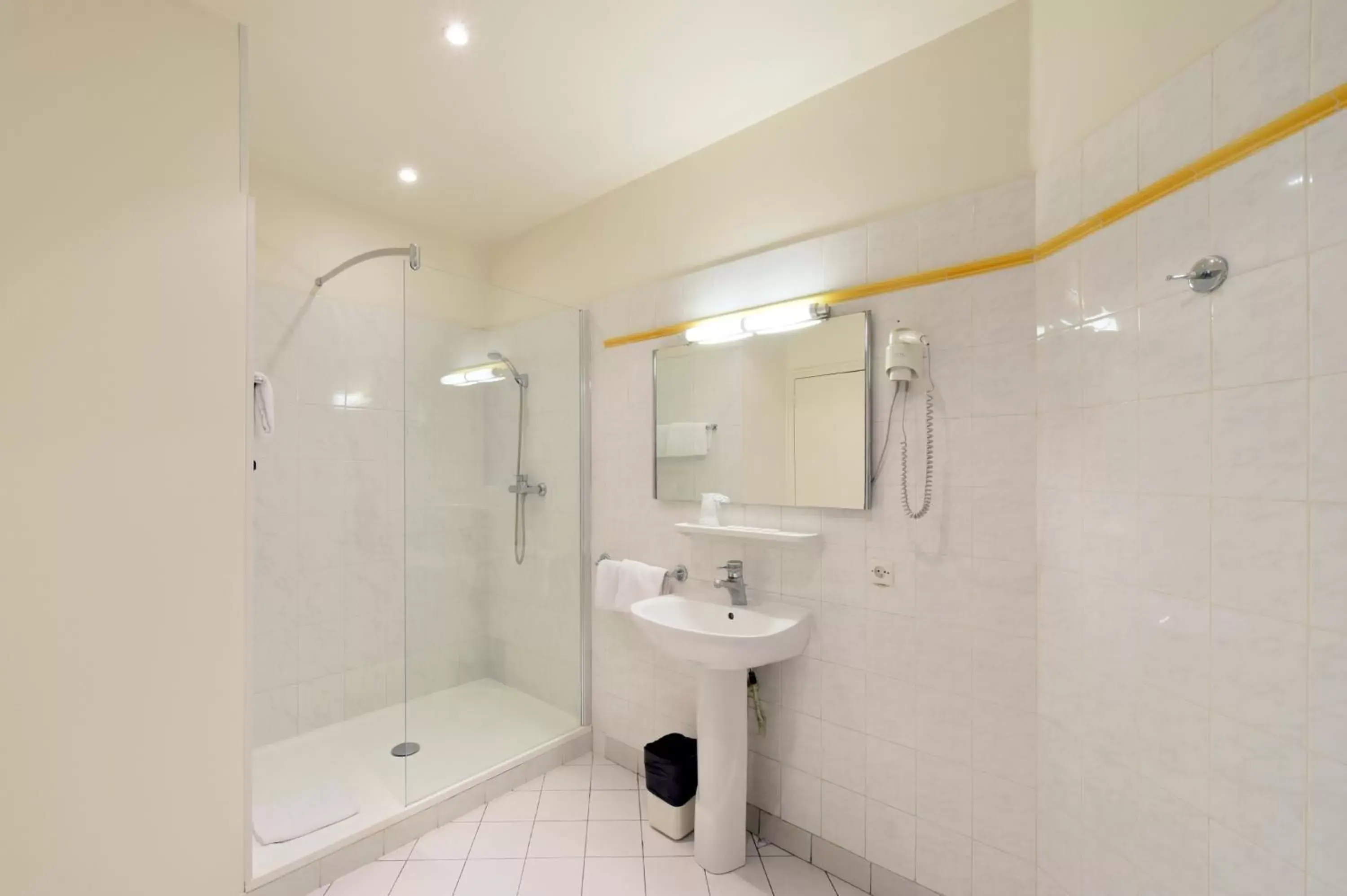 Shower, Bathroom in Hotel Richmond Gare du Nord
