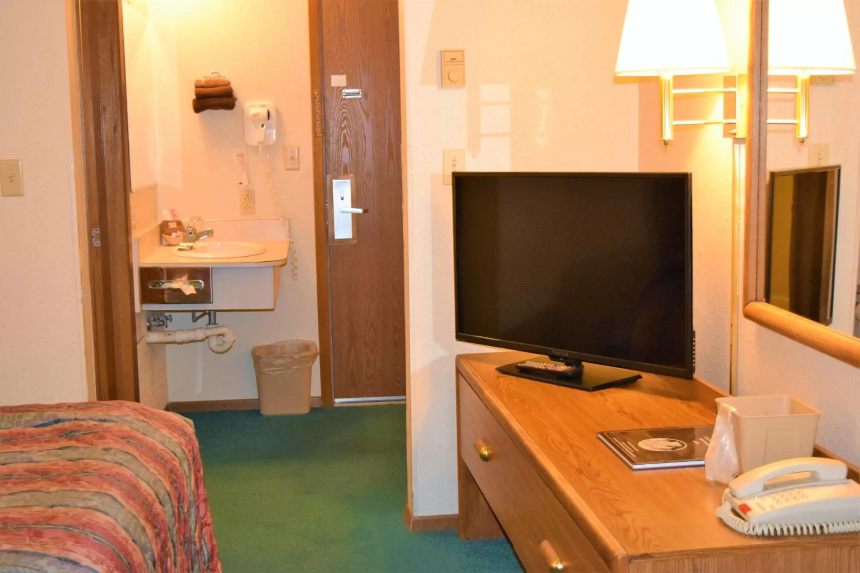 Photo of the whole room, TV/Entertainment Center in Country Inn Libby