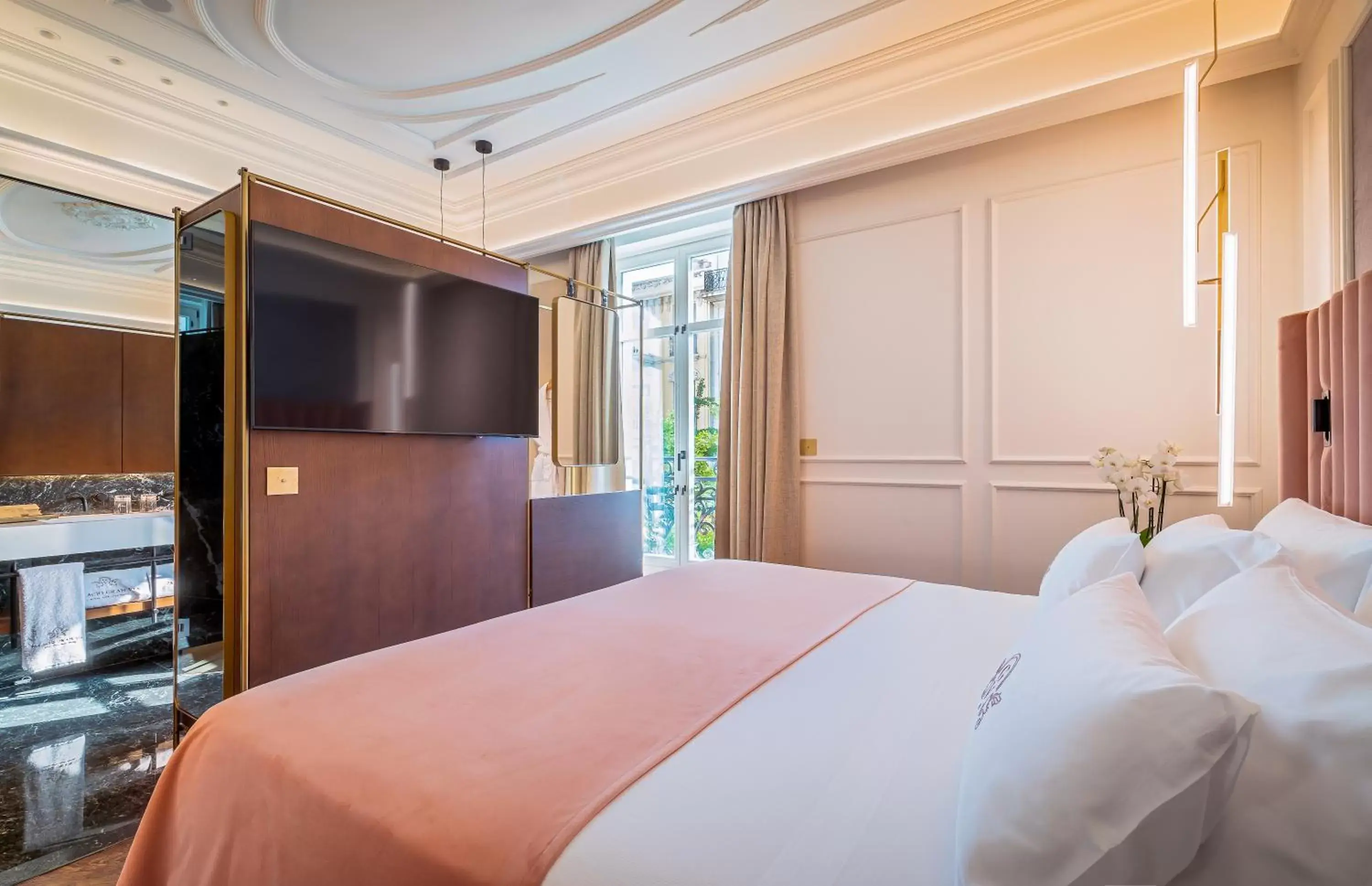 Bed in Palacio Gran Vía, a Royal Hideaway Hotel