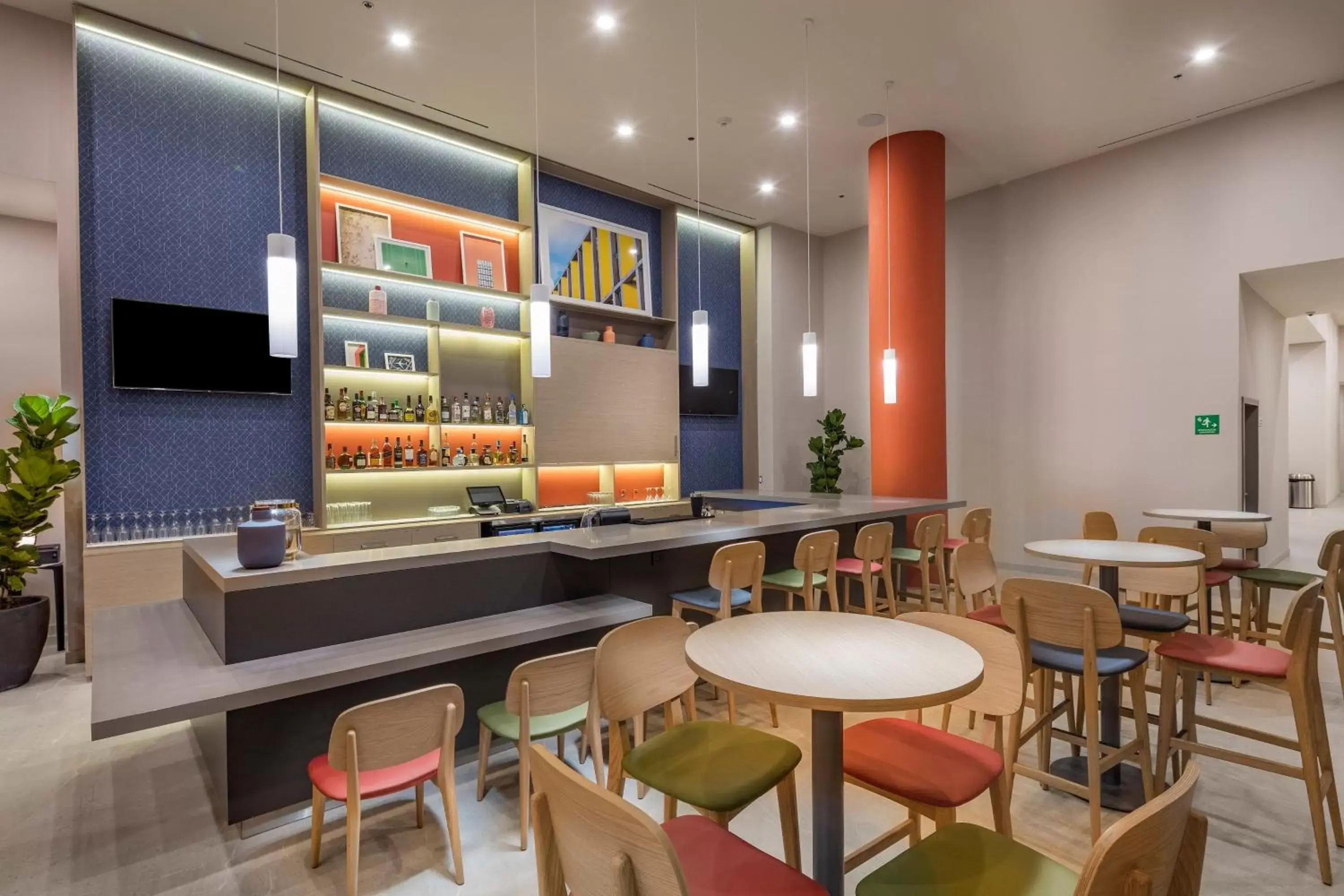Lounge or bar, Restaurant/Places to Eat in Holiday Inn & Suites - Aguascalientes, an IHG Hotel