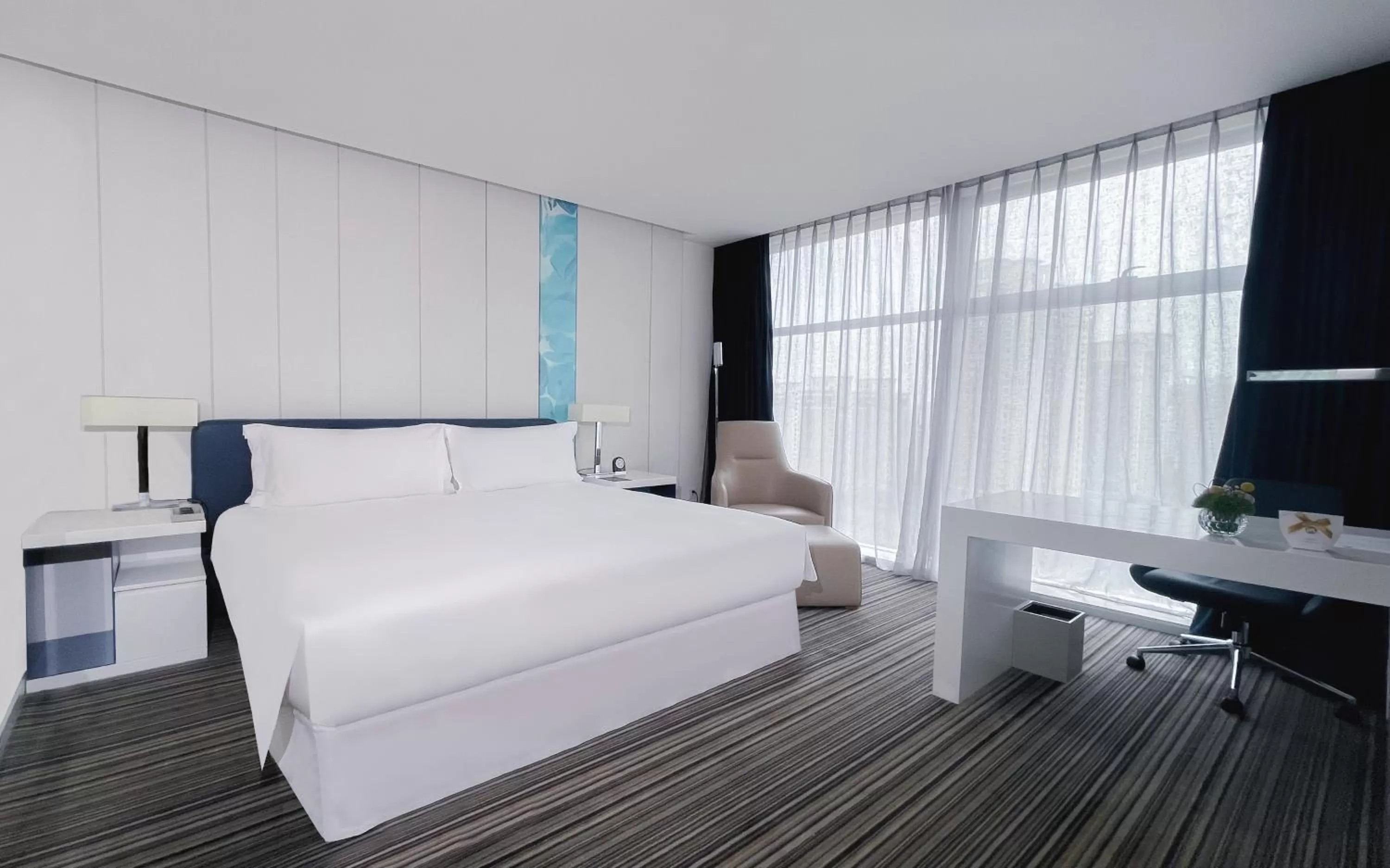 Bedroom, Bed in Grand Mercure Shanghai Century Park- Free Shuttle Bus to SNIEC