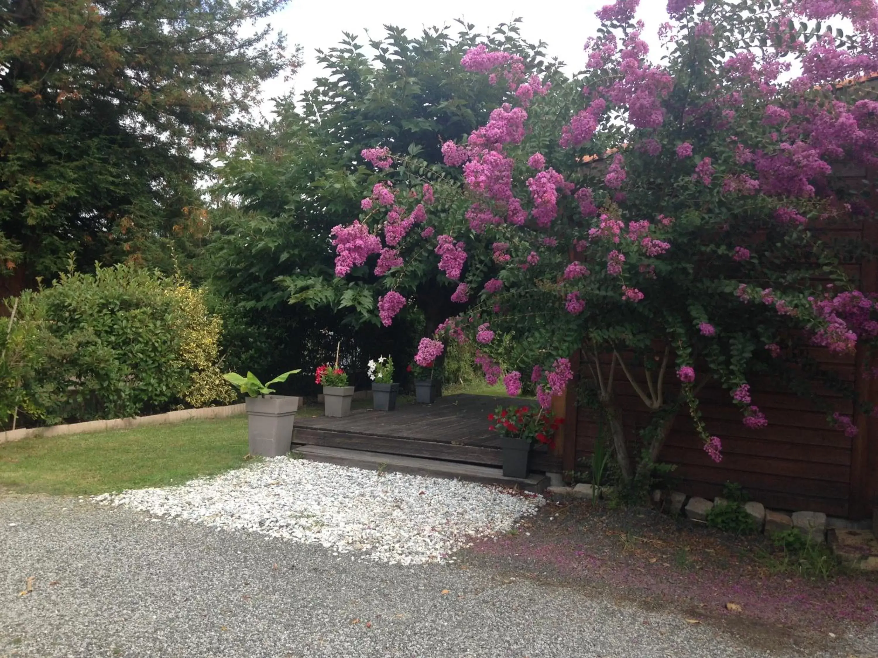 Facade/entrance, Garden in Verolithos