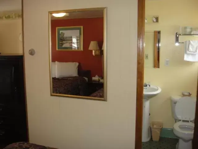 Bathroom in Standish Motel