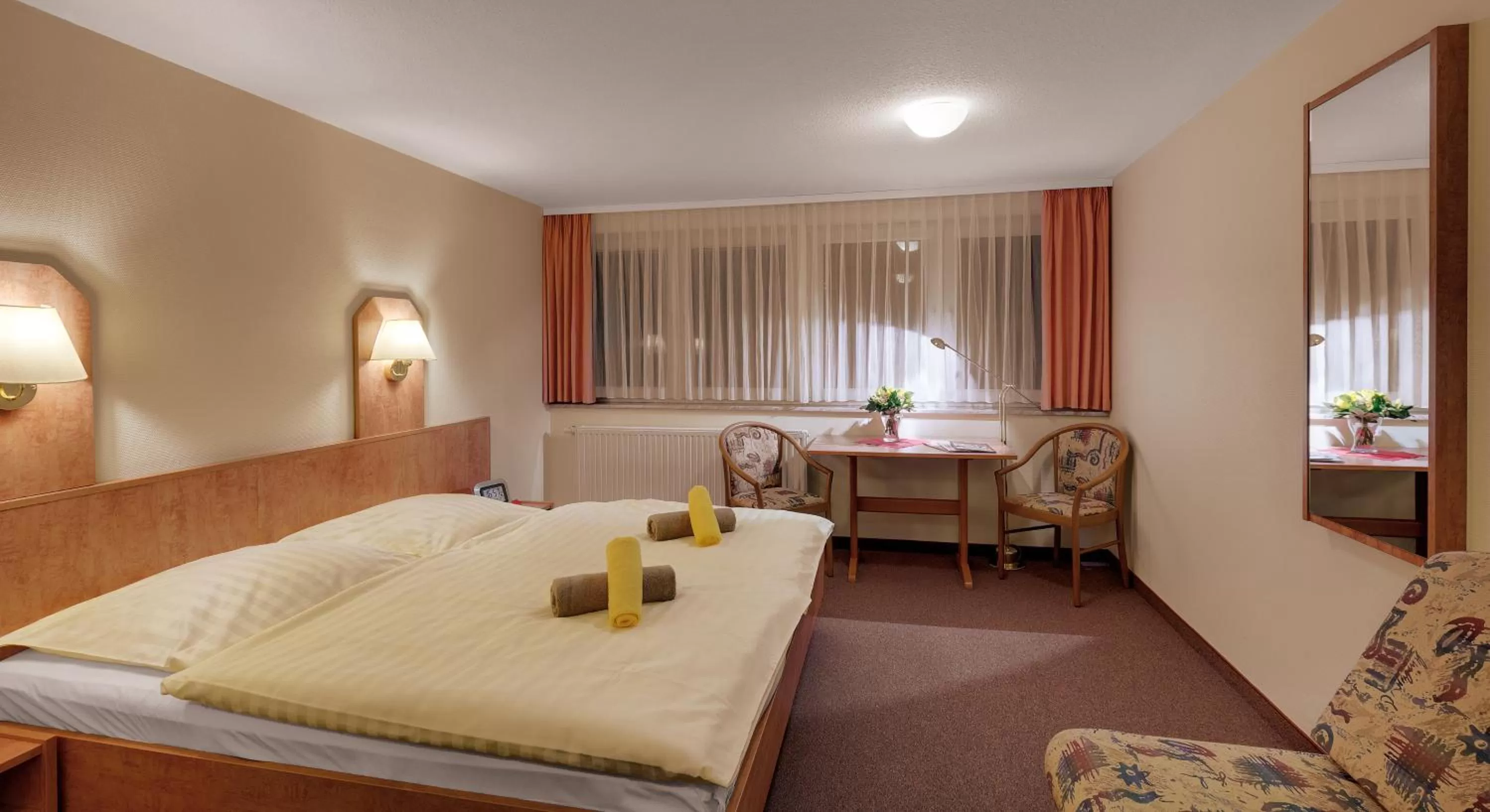 Living room, Bed in Hotel Thüringenschanze