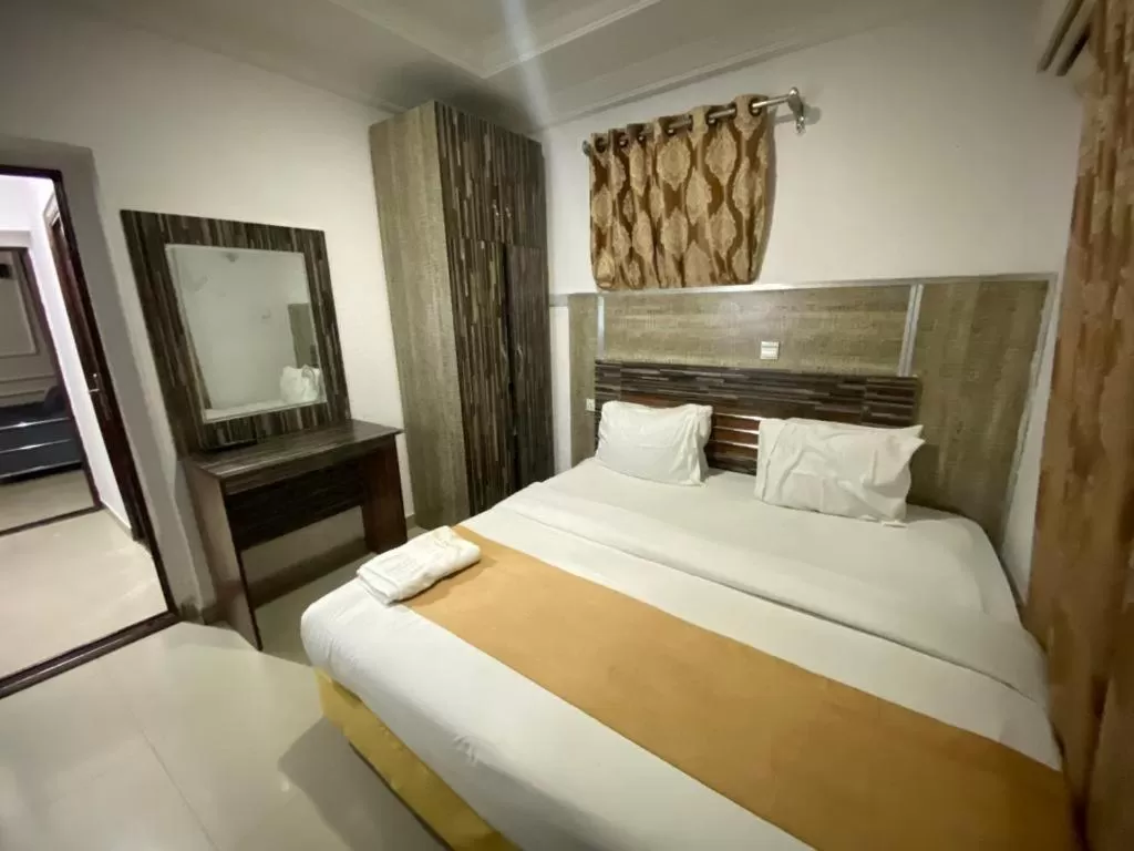 Bedroom, Bed in Palazzo Apartments