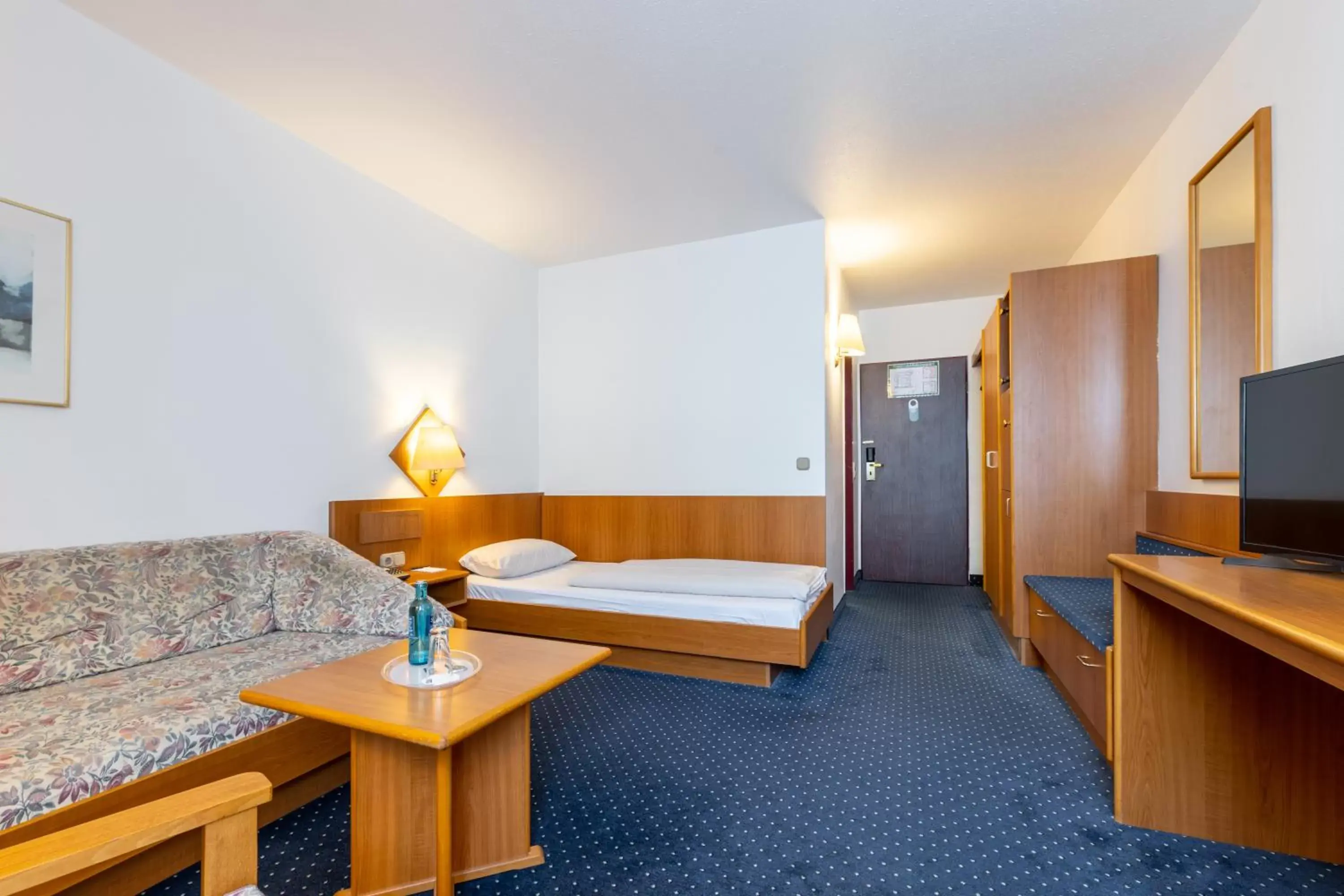Photo of the whole room, Bathroom in Trip Inn Hotel Frankfurt Airport Rüsselsheim