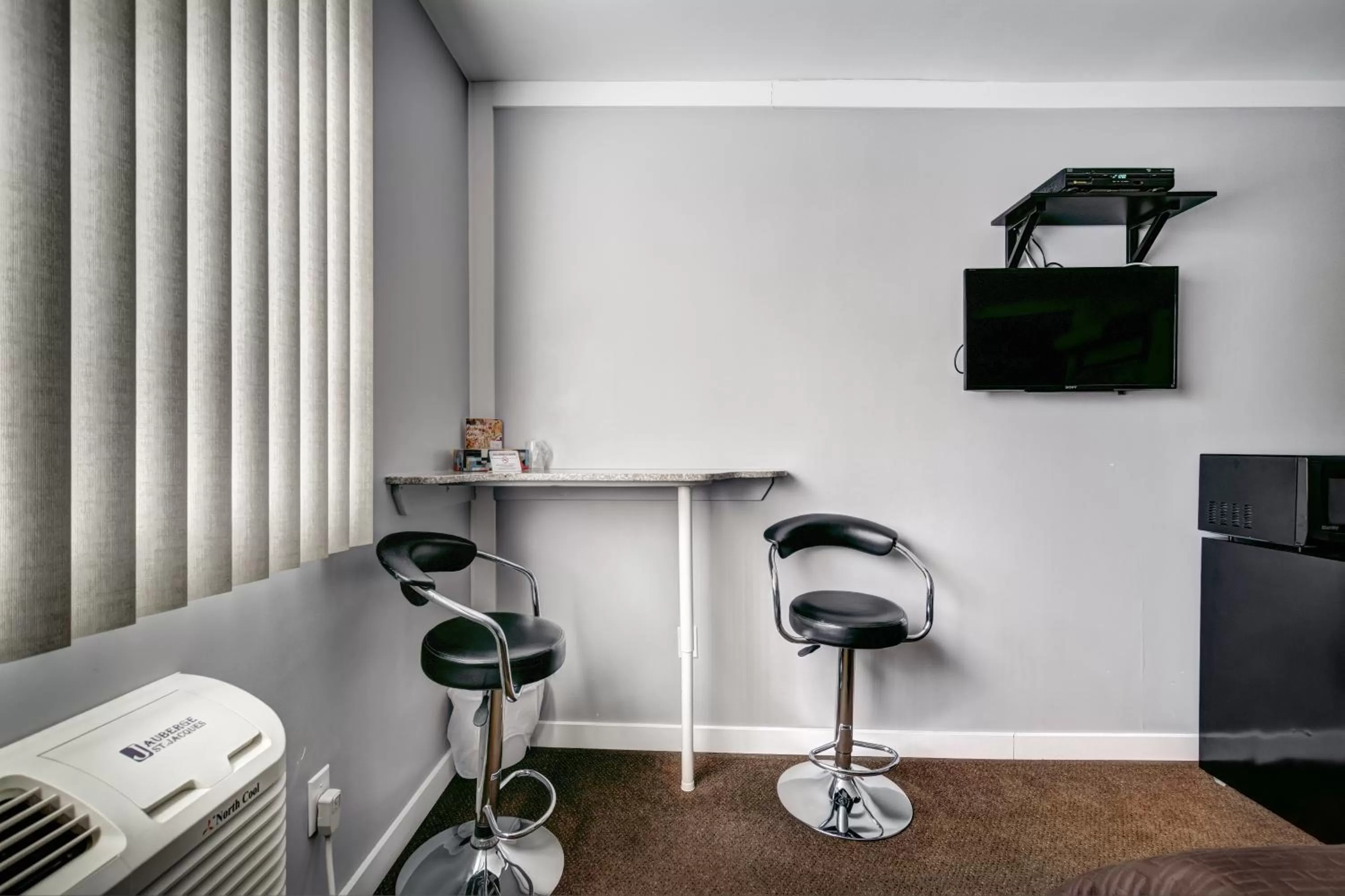 Seating area in Auberge St. Jacques